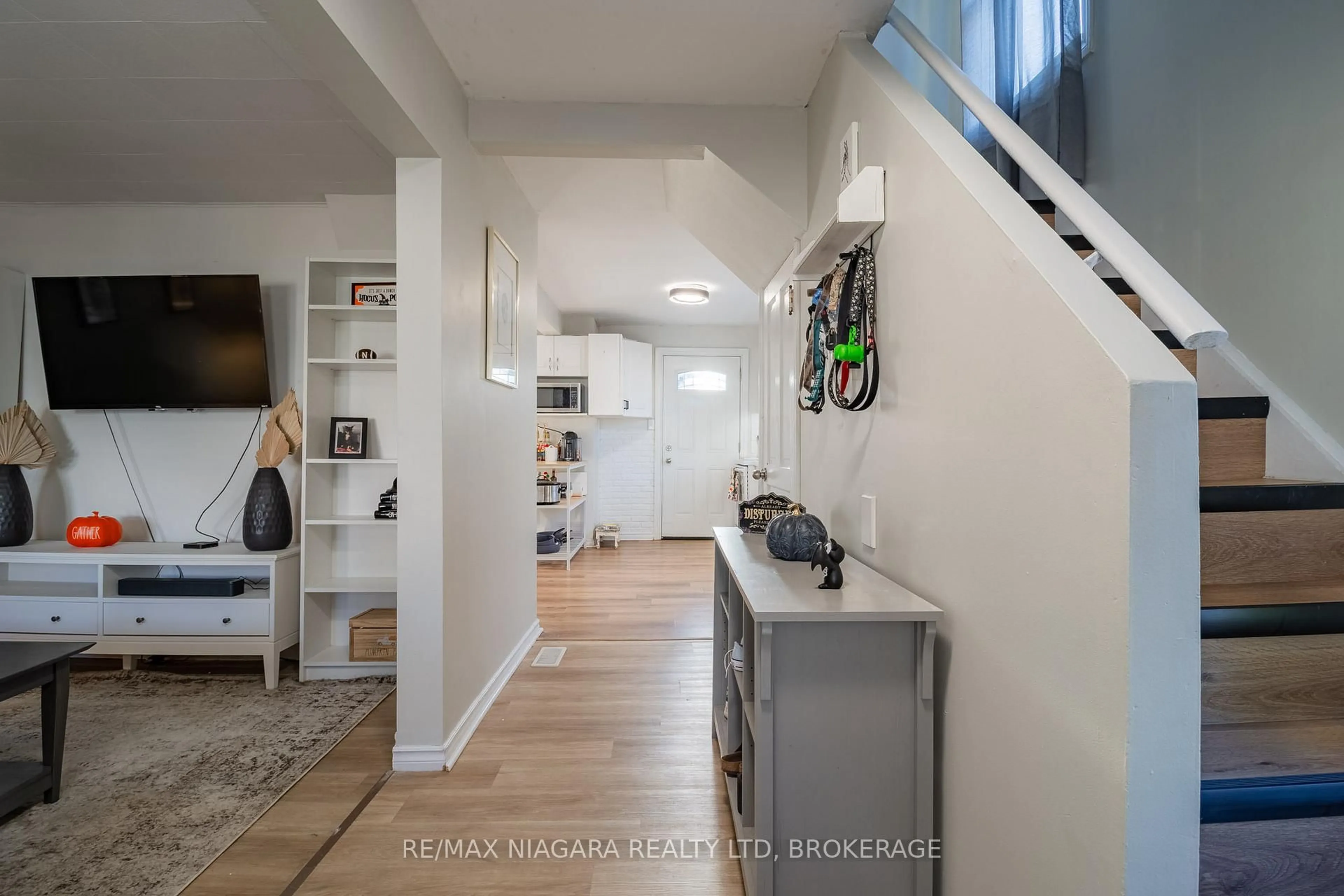 Indoor entryway for 29 Wilson St, St. Catharines Ontario L2R 5Z9