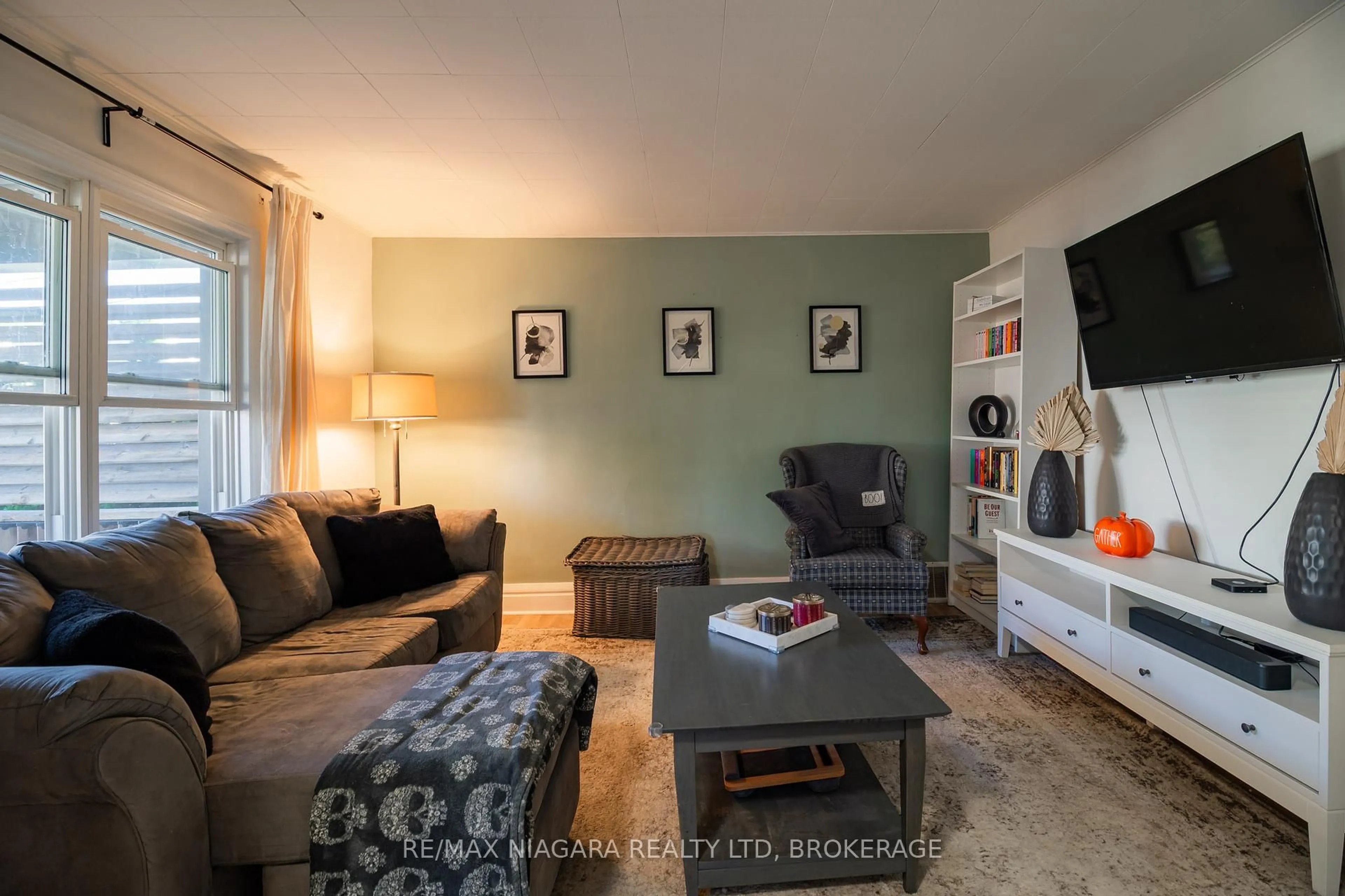 Living room with furniture, wood/laminate floor for 29 Wilson St, St. Catharines Ontario L2R 5Z9
