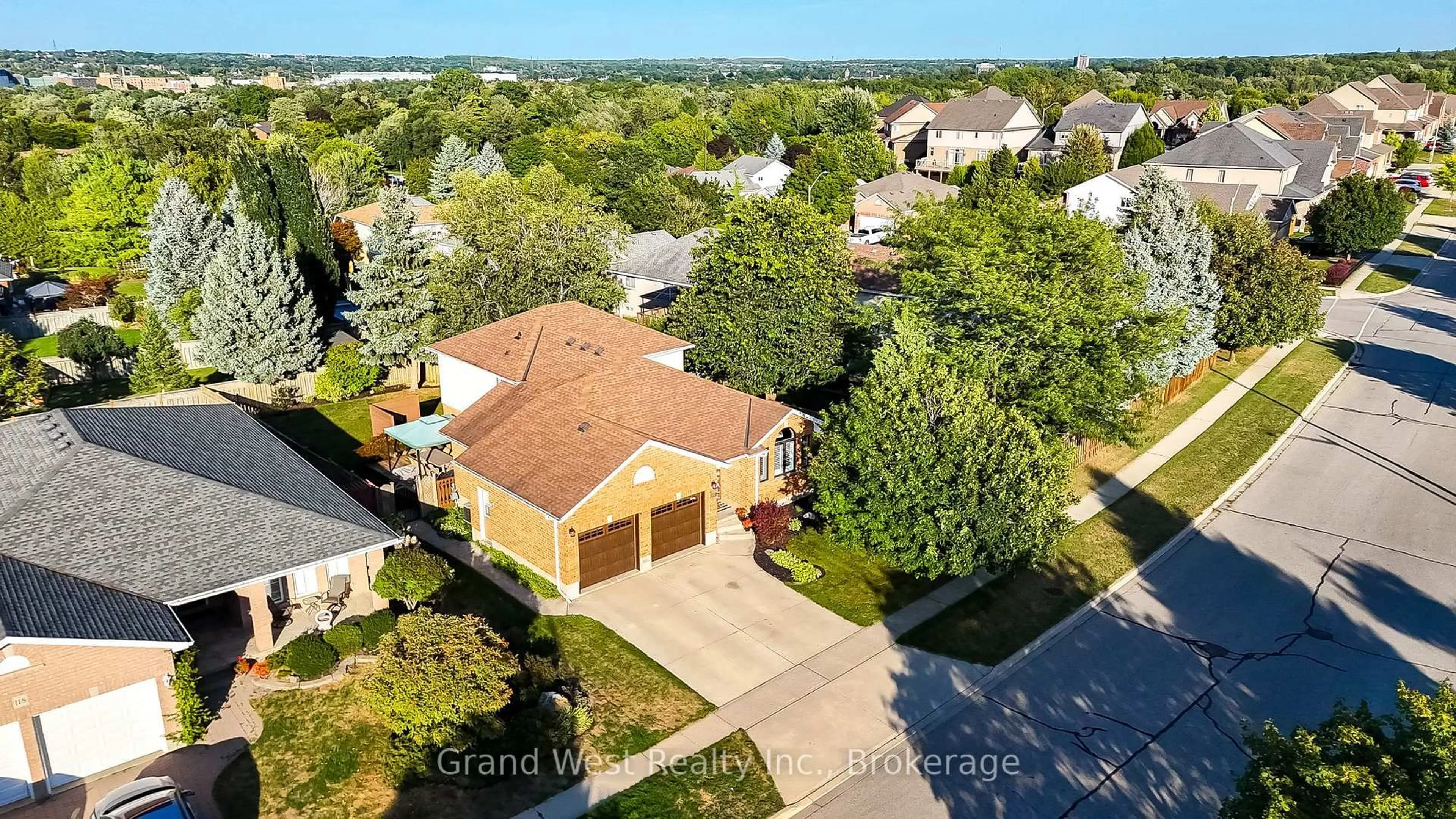 A pic from outside/outdoor area/front of a property/back of a property/a pic from drone, street for 122 Westcliff Way, Cambridge Ontario N1S 4Y6