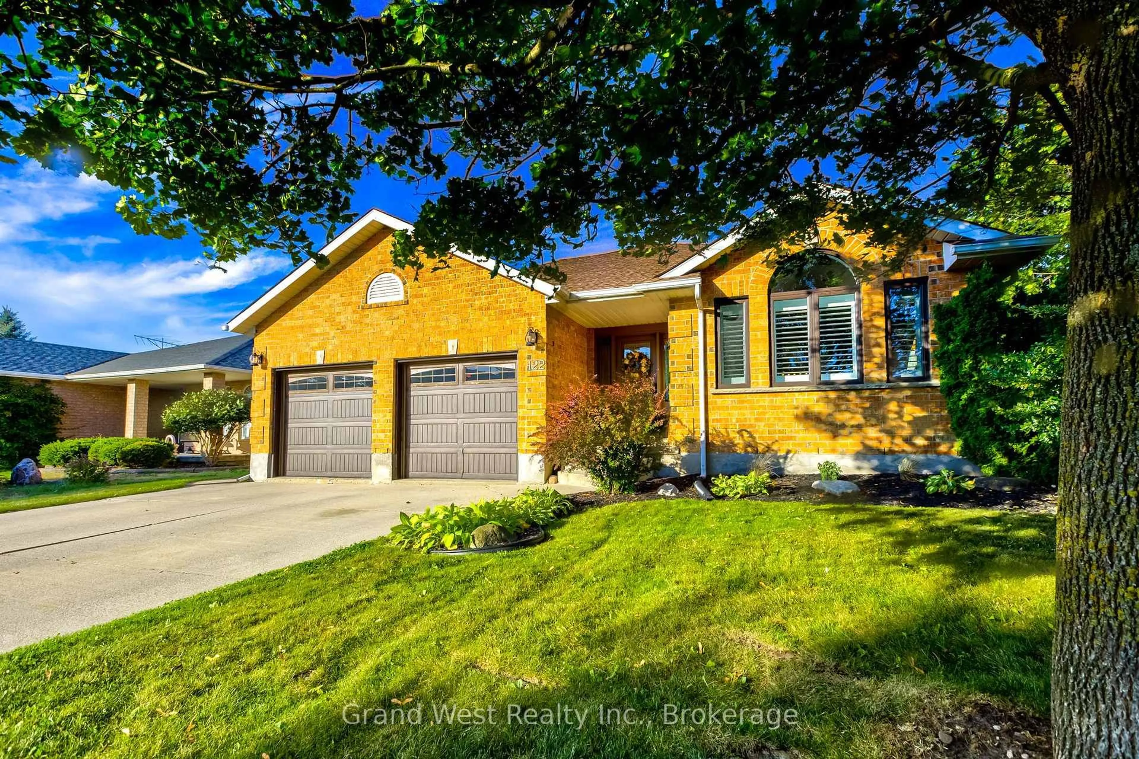 Home with brick exterior material, street for 122 Westcliff Way, Cambridge Ontario N1S 4Y6