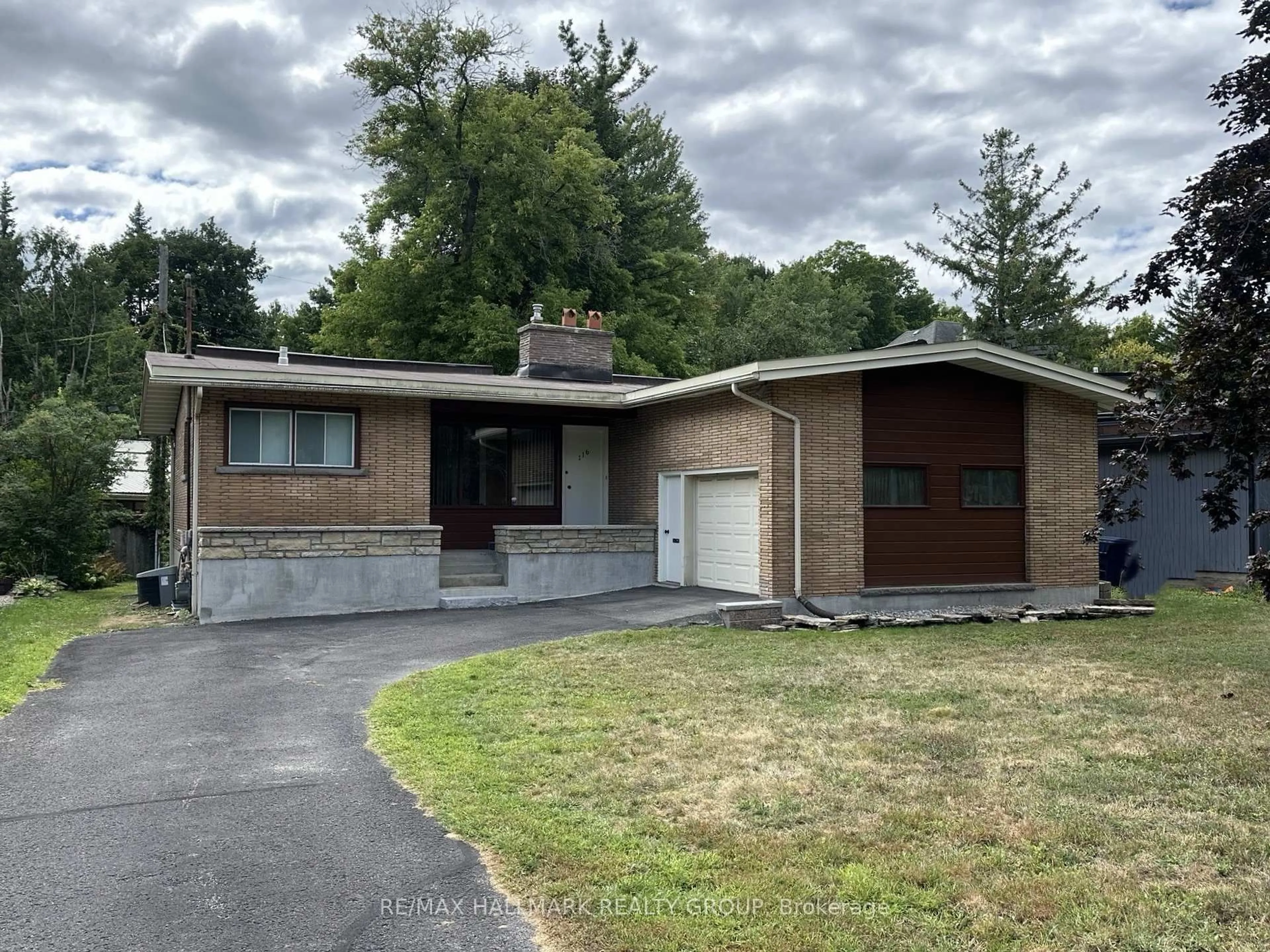 Home with vinyl exterior material, street for 116 Sherwood Dr, Ottawa Ontario K1Y 3V2