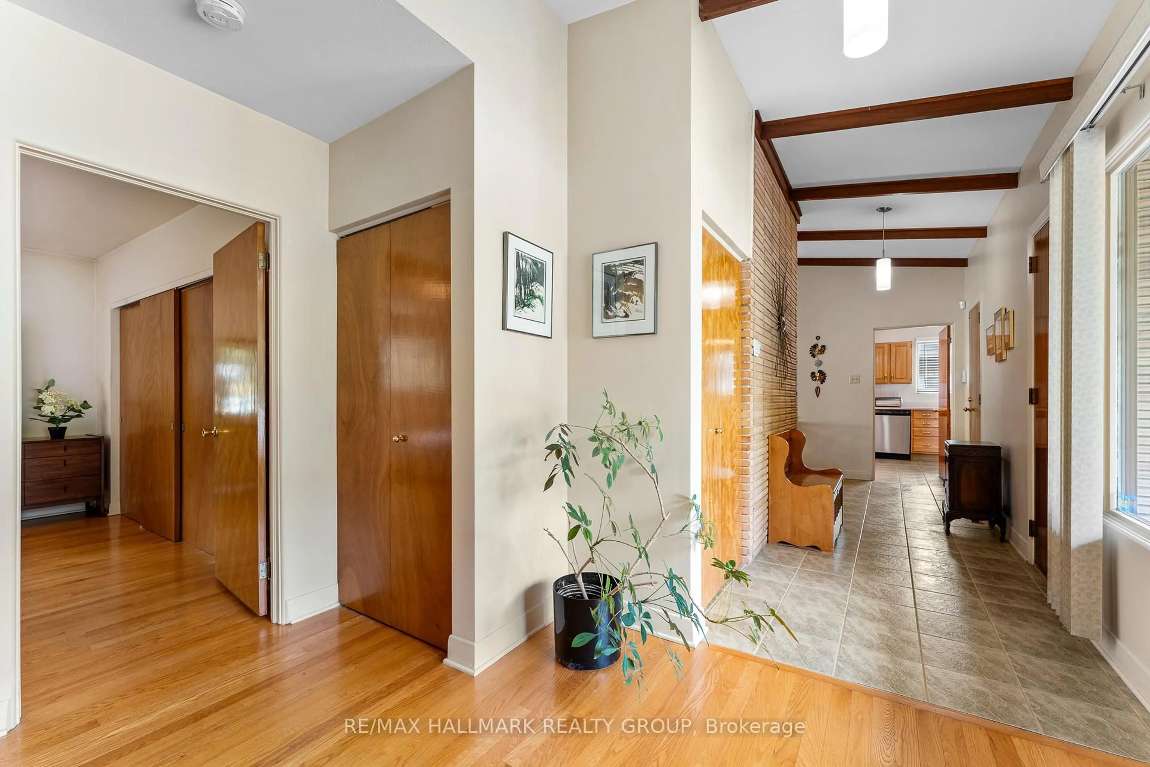 Indoor foyer for 116 Sherwood Dr, Ottawa Ontario K1Y 3V2