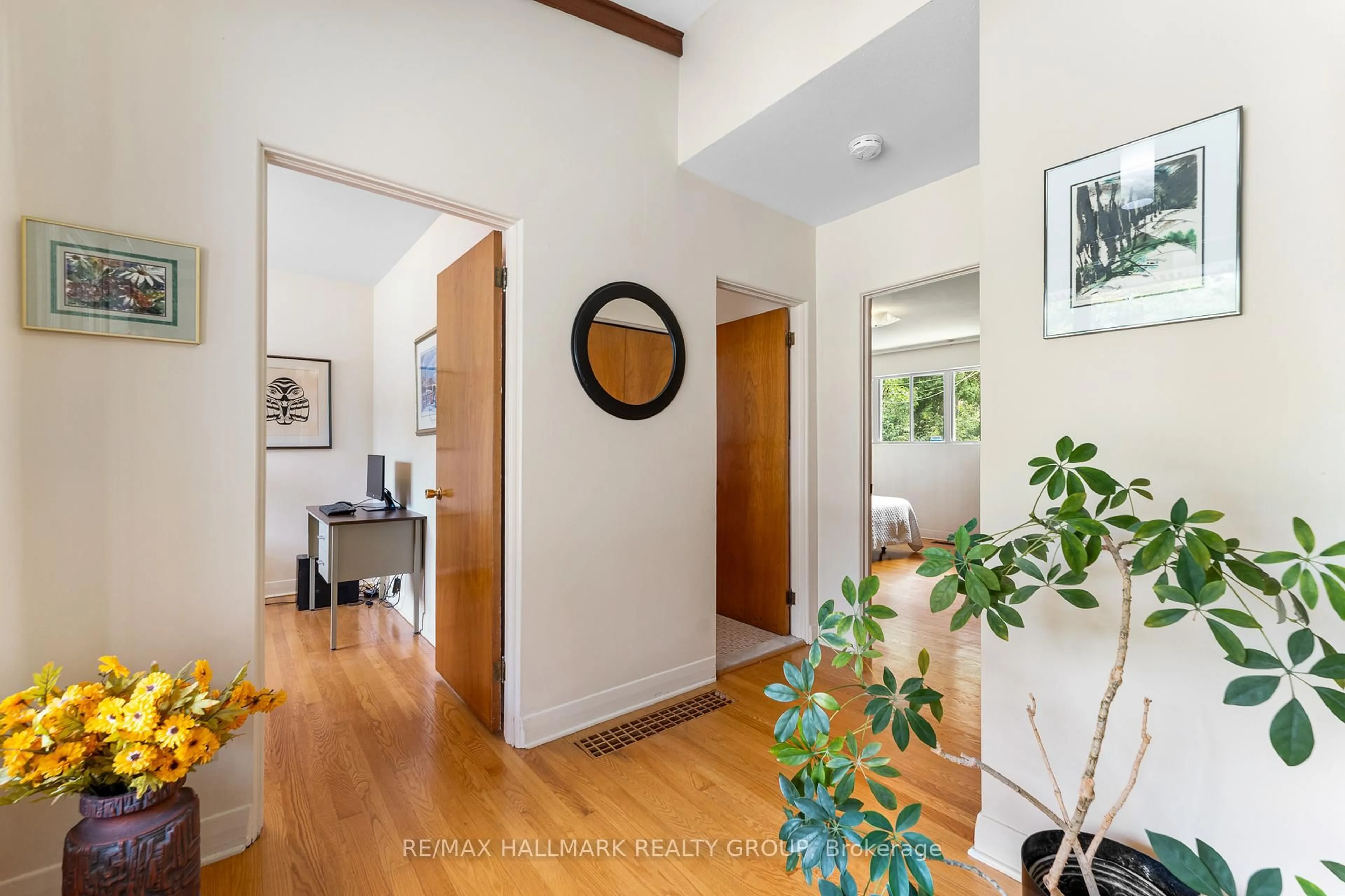 Indoor entryway for 116 Sherwood Dr, Ottawa Ontario K1Y 3V2