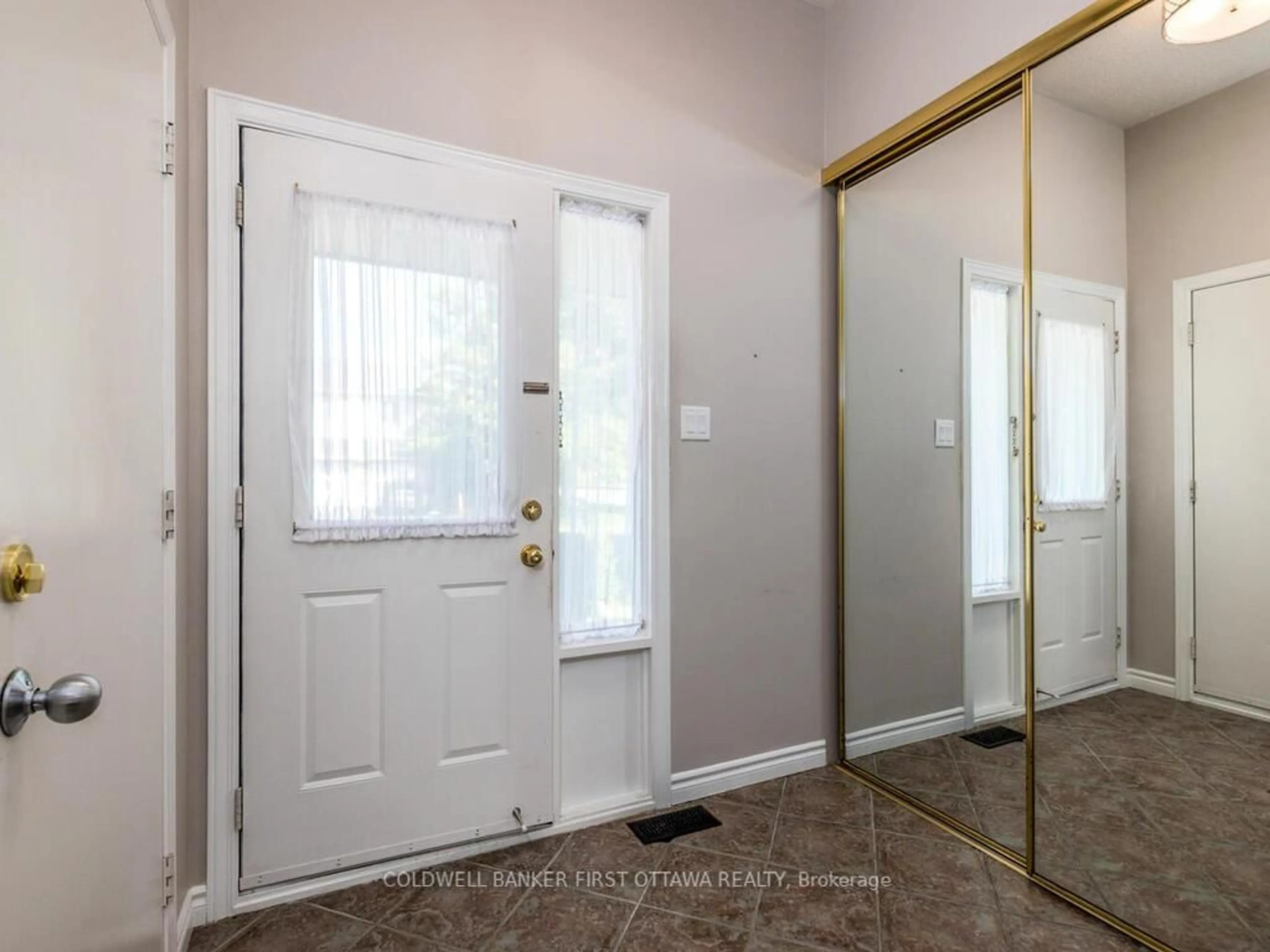 Indoor entryway for 6101 Arbourwood Dr, Ottawa Ontario K1C 7K7