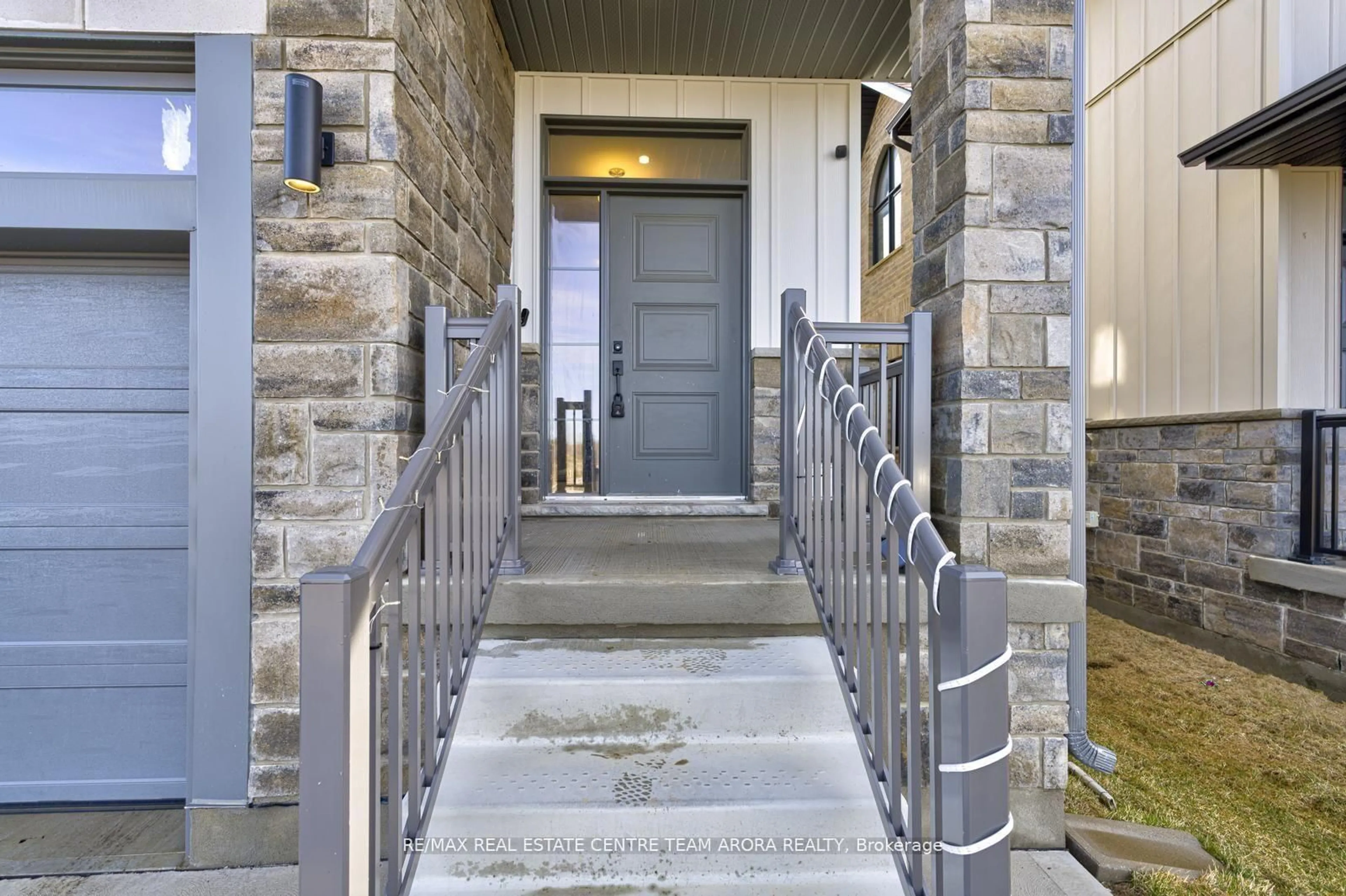 Indoor entryway for 142 Queensbrook Cres, Cambridge Ontario N1S 0E4