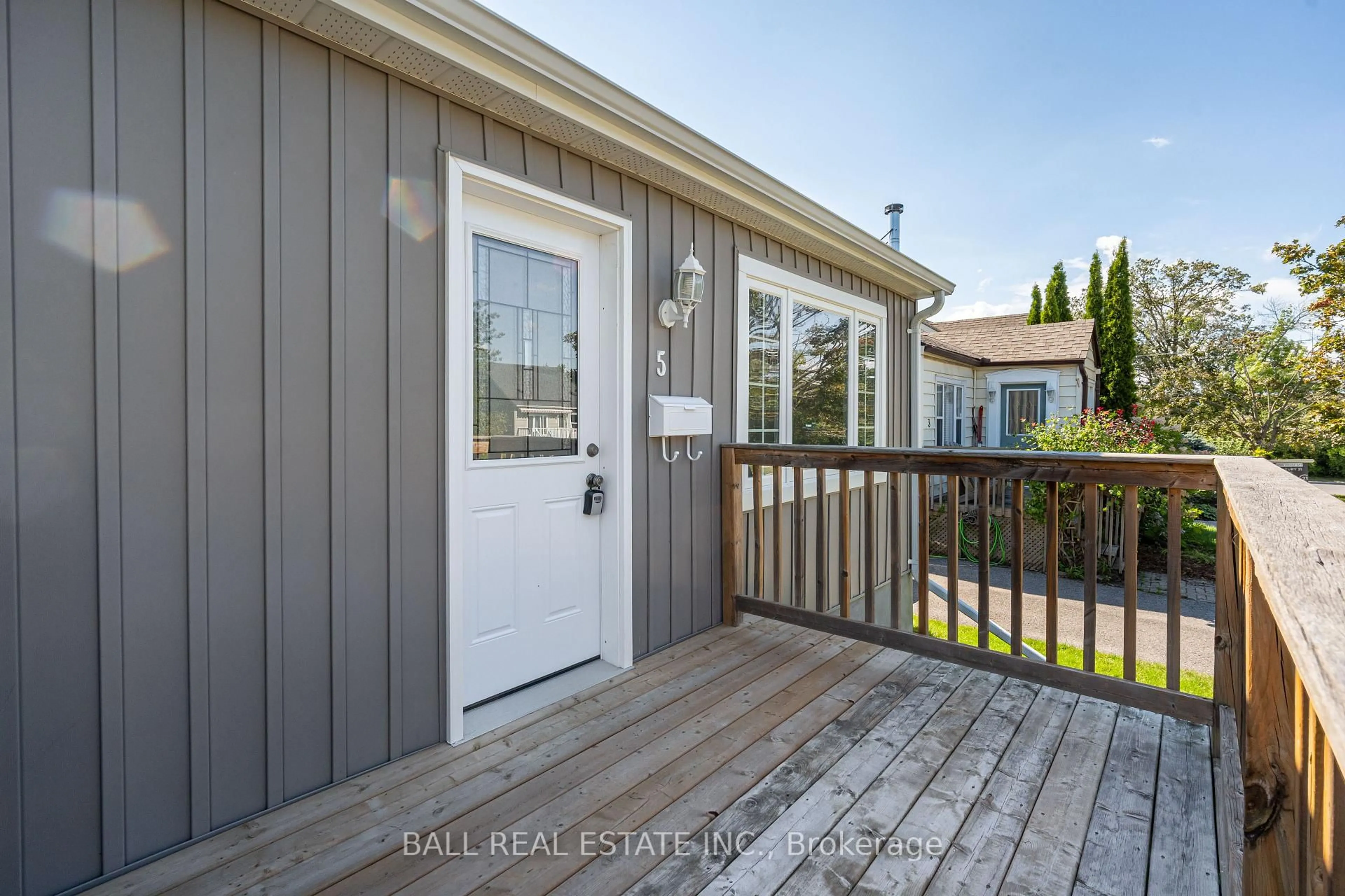 Home with vinyl exterior material, street for 5 Wallace St, Peterborough Ontario K9H 1A8