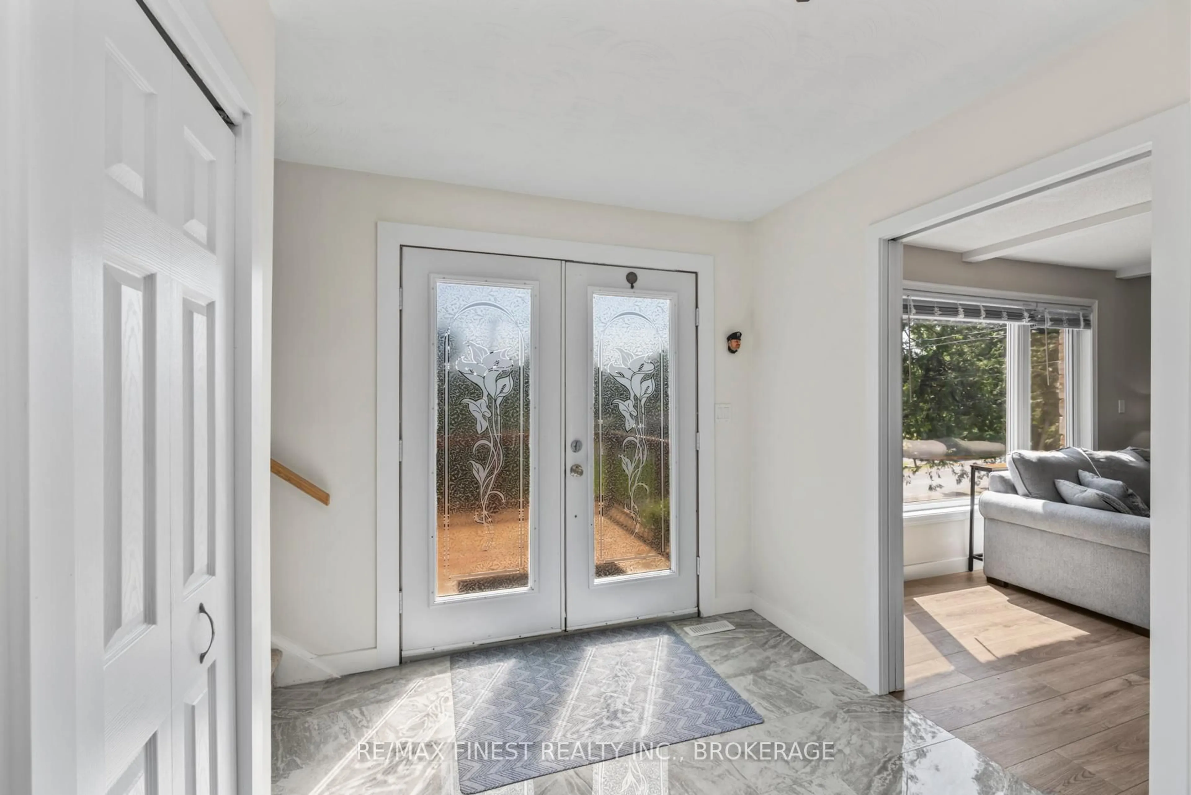 Indoor entryway for 3327 Loughborough Dr, Kingston Ontario K0H 1S0