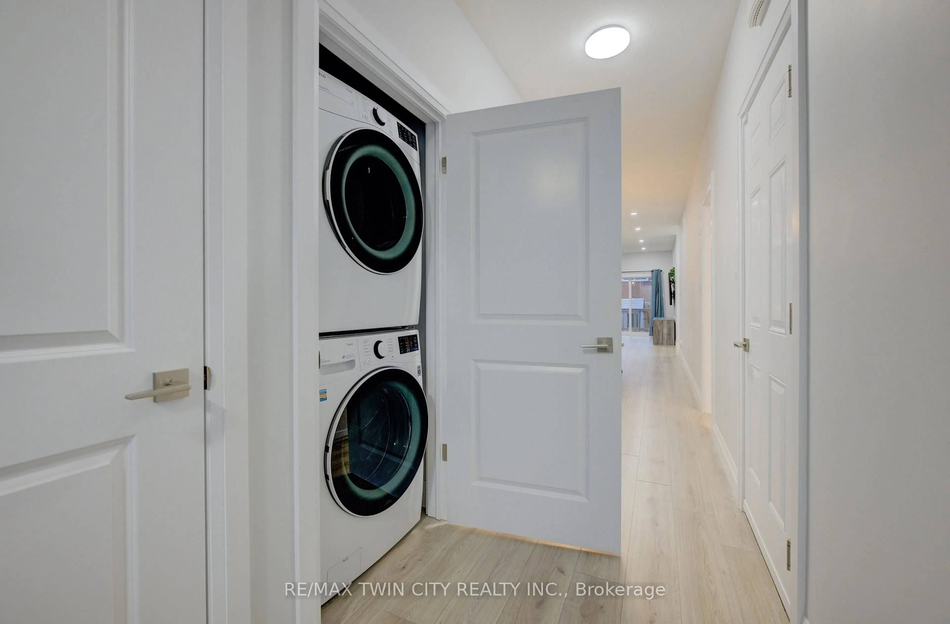 Laundry room for 202 Fifth Ave, Kitchener Ontario N2C 1P7