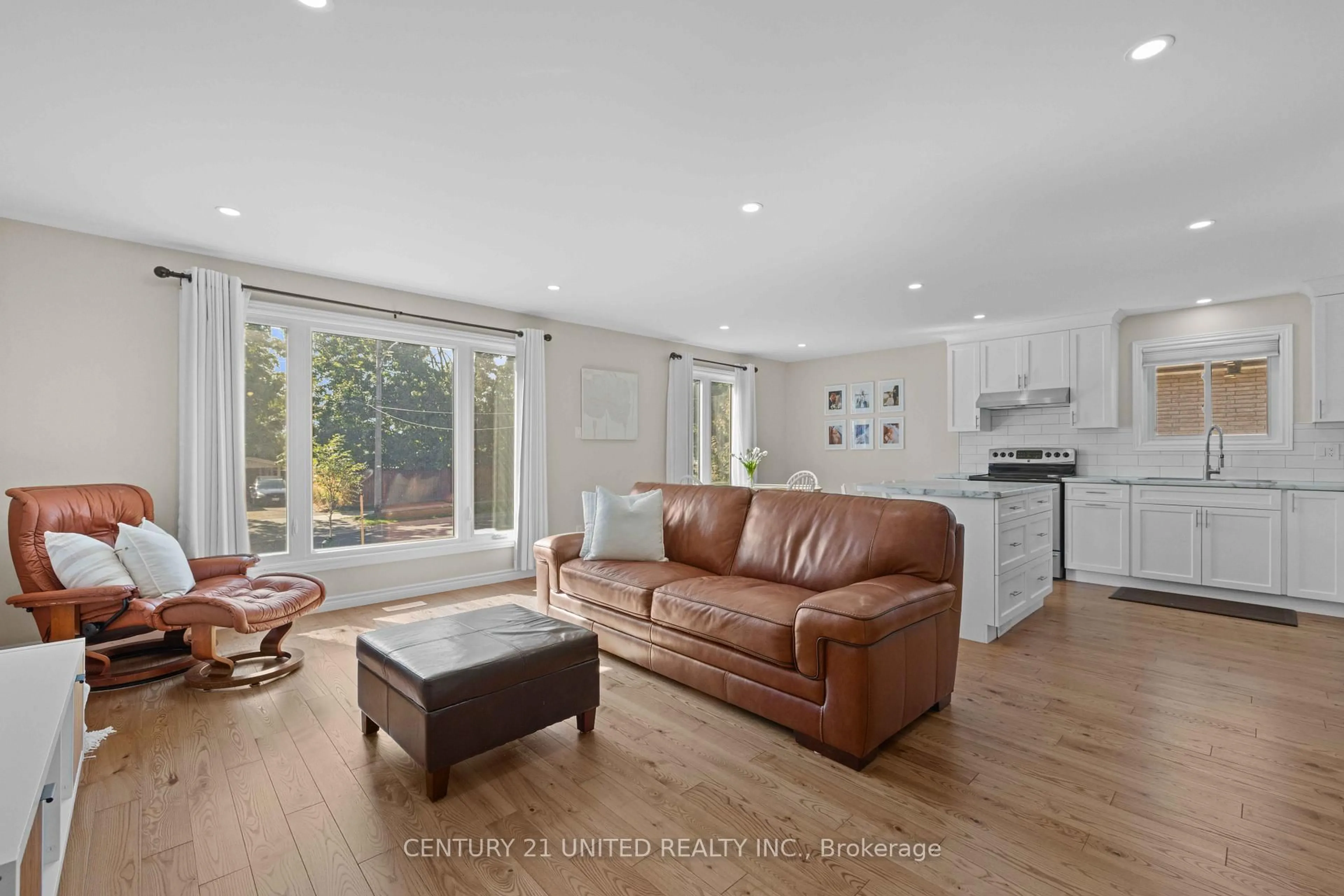 Living room with furniture, unknown for 392 Wellington St, Peterborough Ontario K9H 5C2