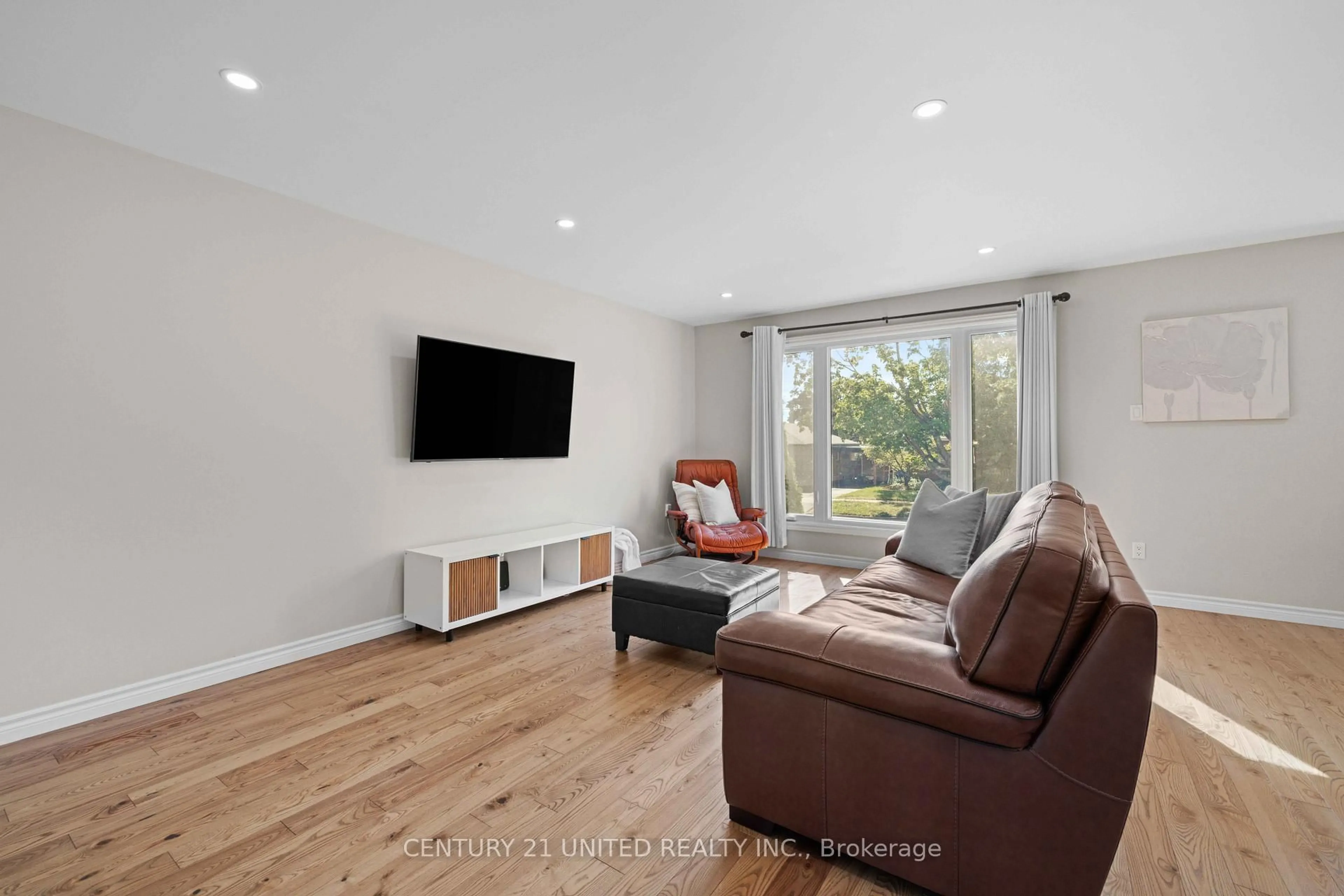Living room with furniture, wood/laminate floor for 392 Wellington St, Peterborough Ontario K9H 5C2