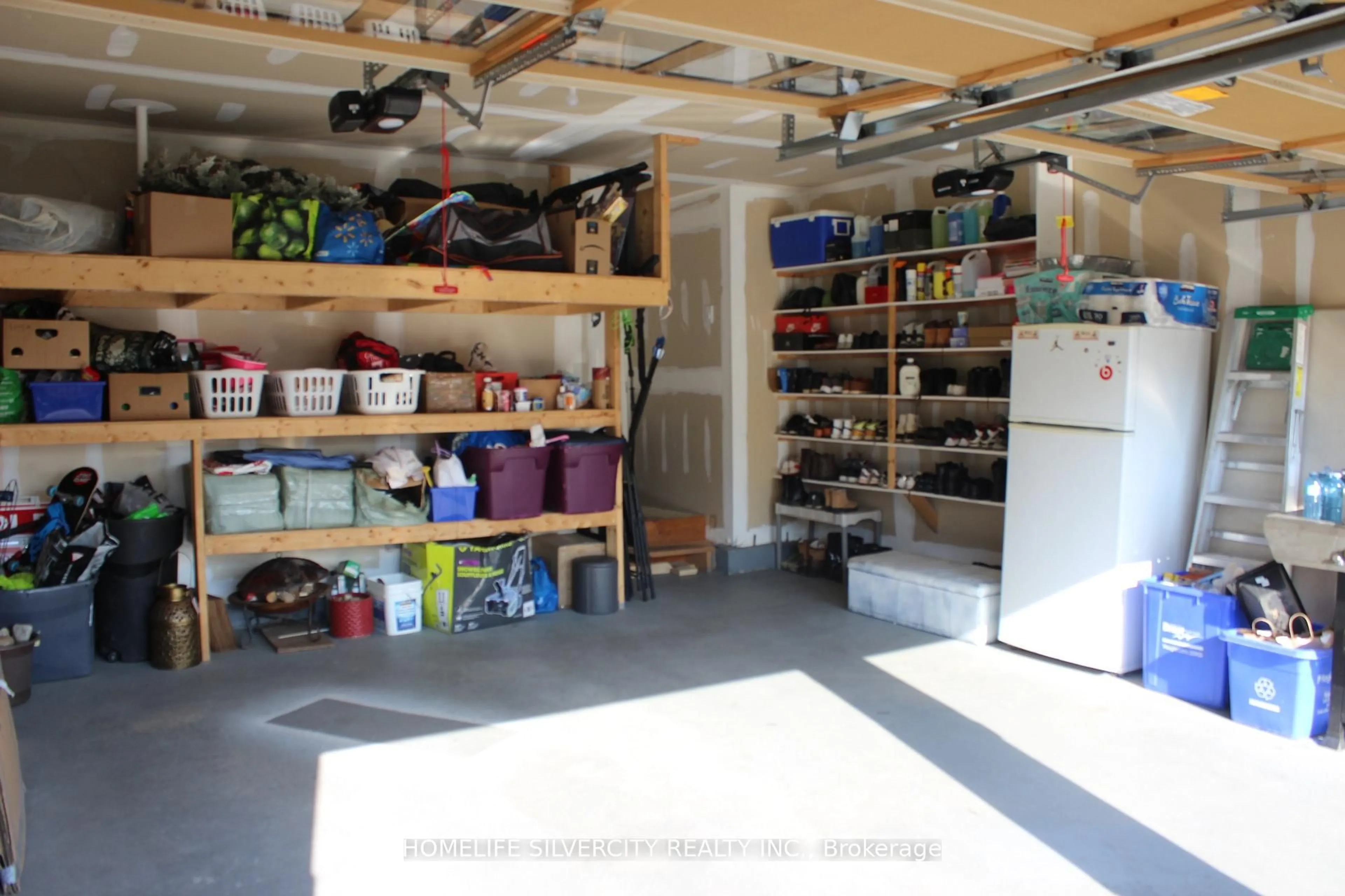 Indoor garage for 111 Oak Ave, Brant Ontario N3L 0J6
