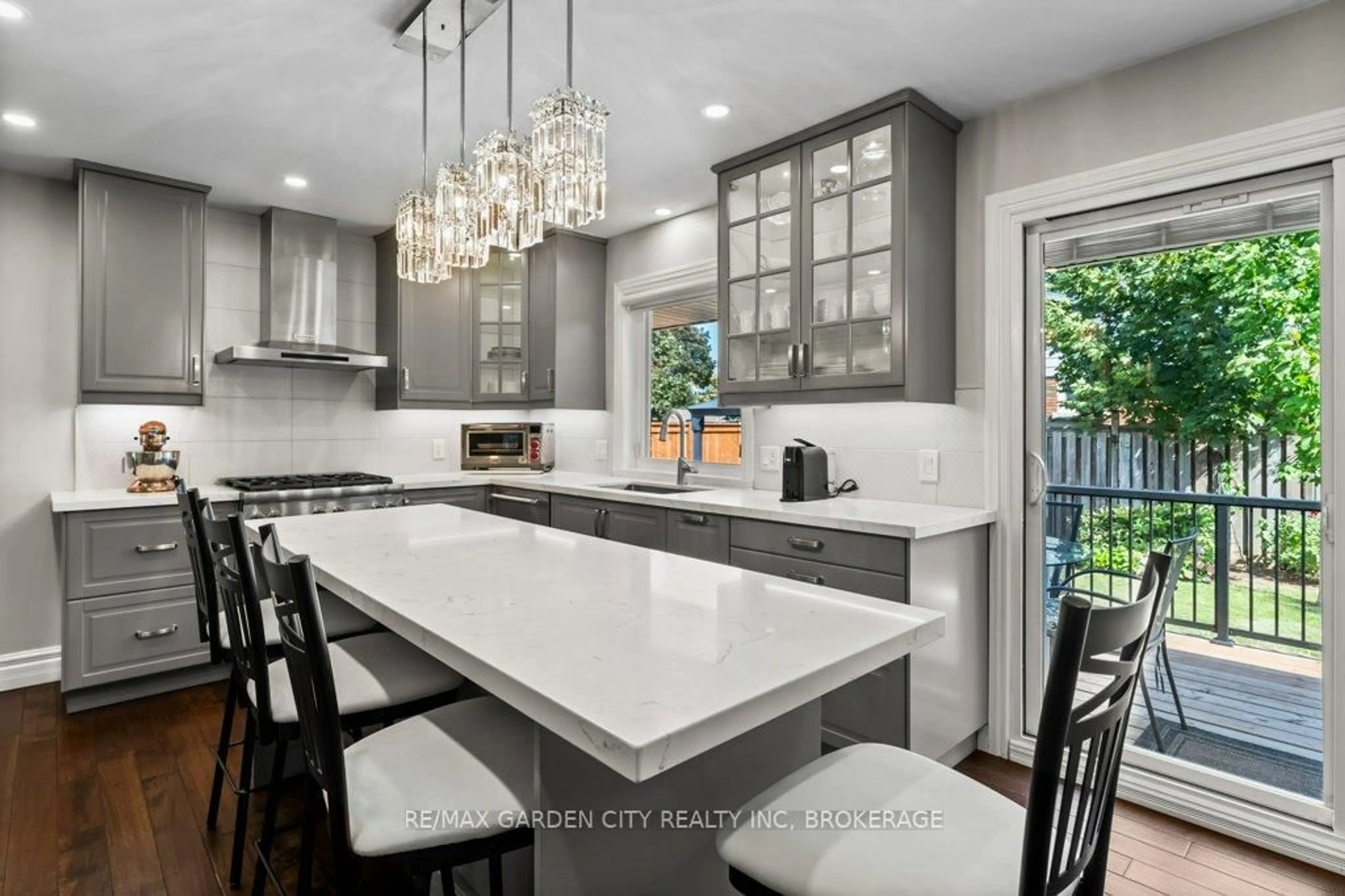 Contemporary kitchen, unknown for 2 Lynnwood Ave, Grimsby Ontario L3M 2X6