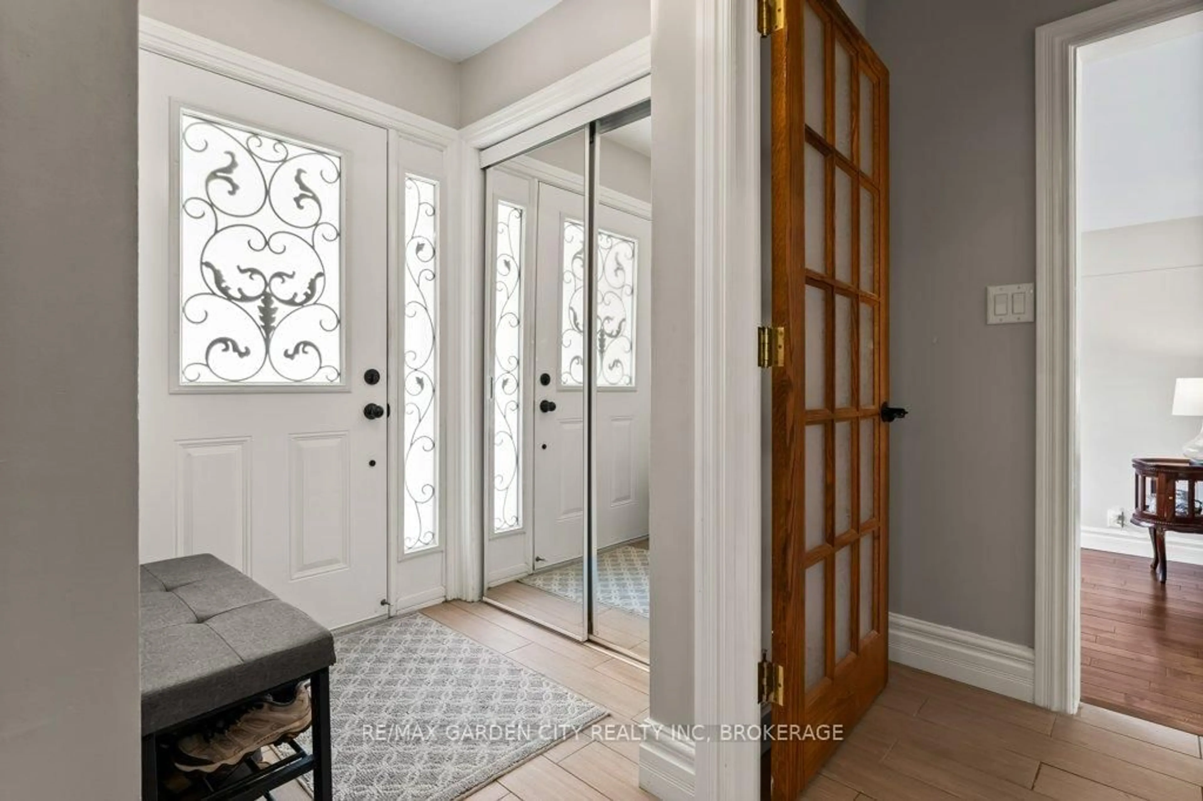 Indoor entryway for 2 Lynnwood Ave, Grimsby Ontario L3M 2X6