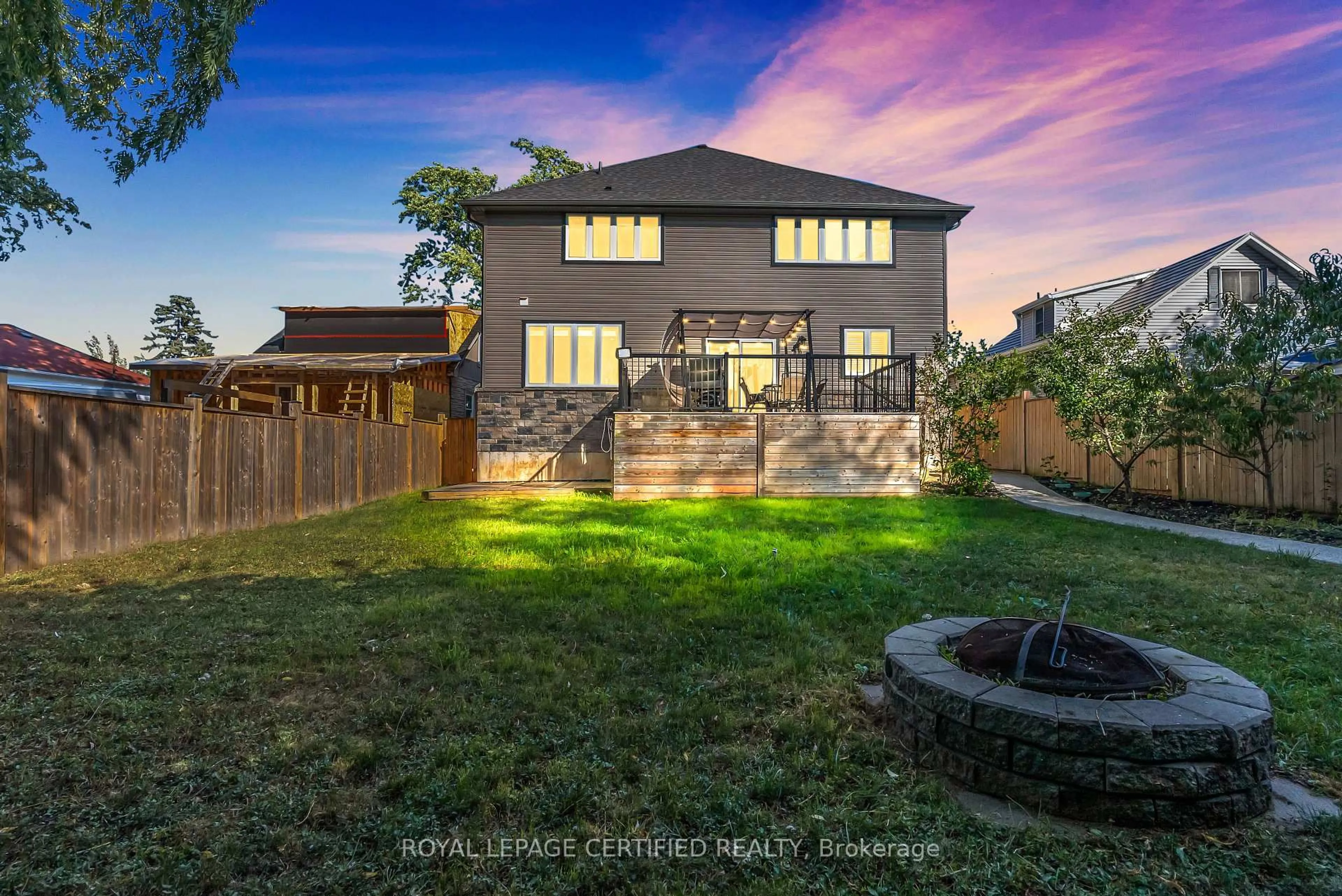 A pic from outside/outdoor area/front of a property/back of a property/a pic from drone, unknown for 25 Chester Rd, Hamilton Ontario L8E 1X8