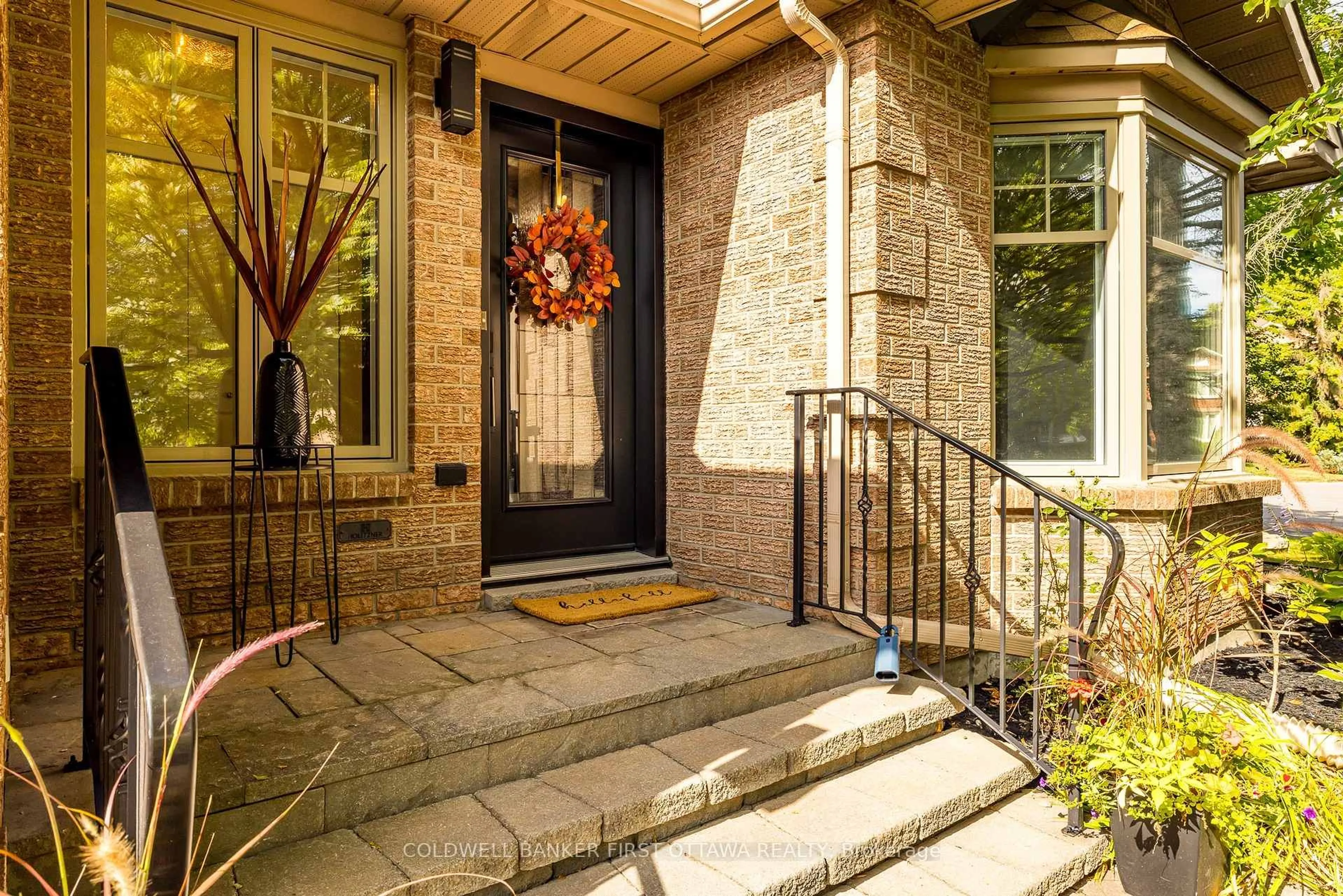 Indoor entryway for 9 Lone Meadow Tr, Ottawa Ontario K2S 1C9