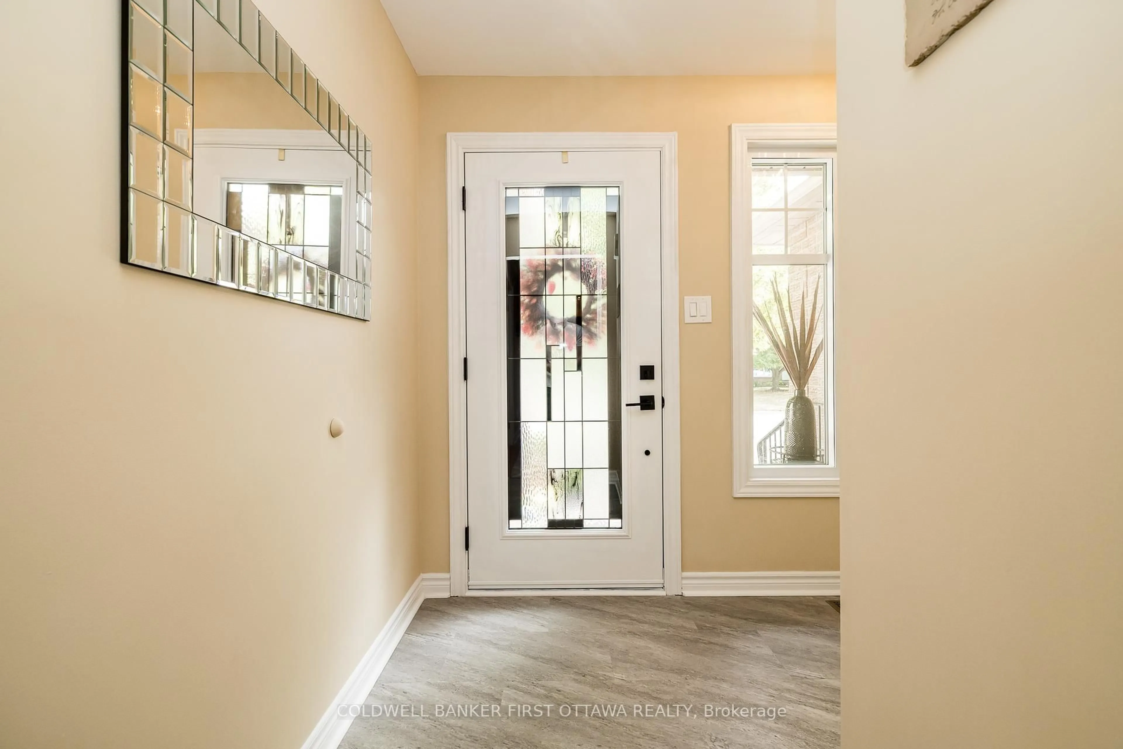 Indoor entryway for 9 Lone Meadow Tr, Ottawa Ontario K2S 1C9