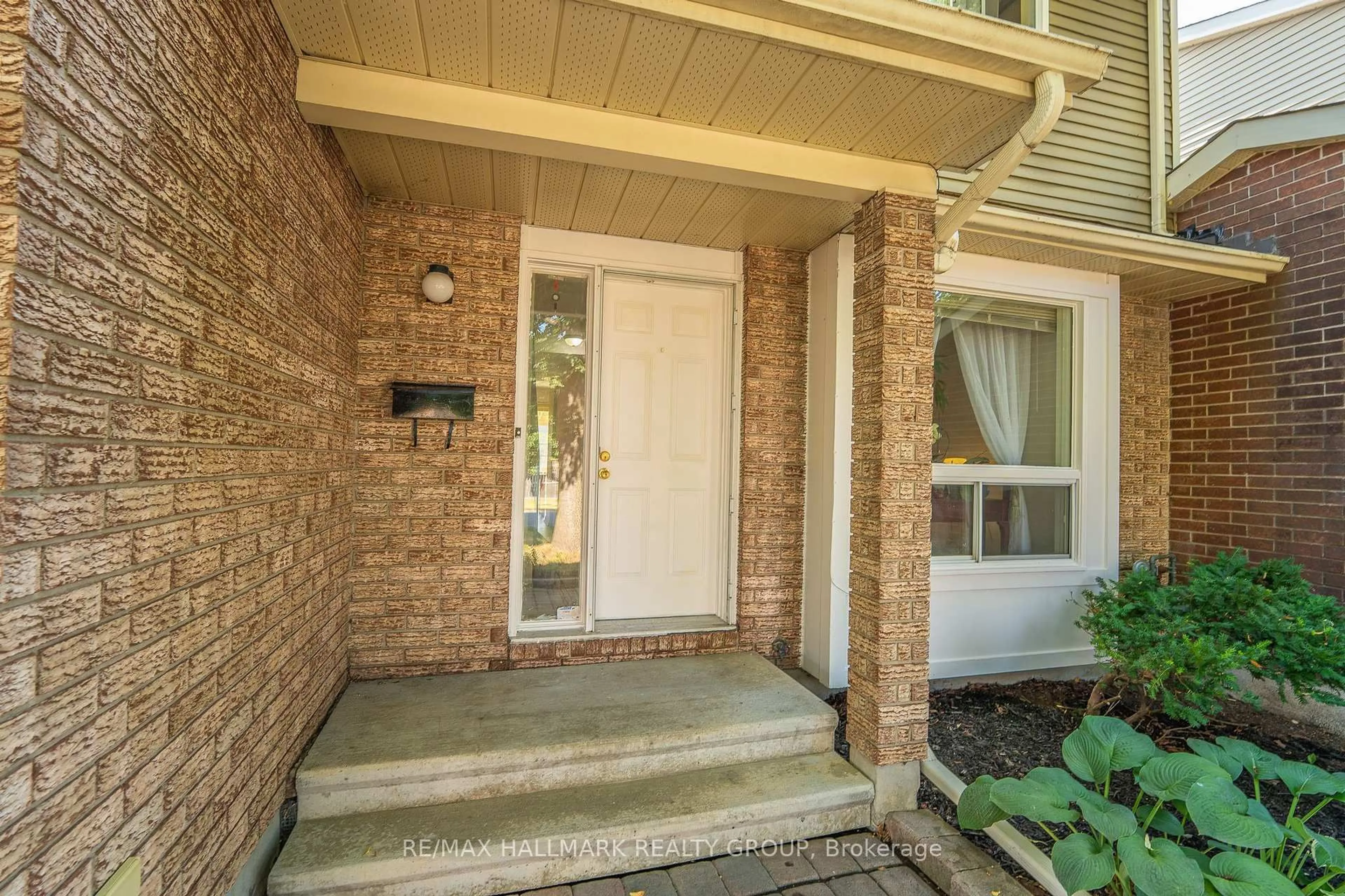 Indoor entryway for 41 Sovereign Ave, Nepean Ontario K2G 4W8