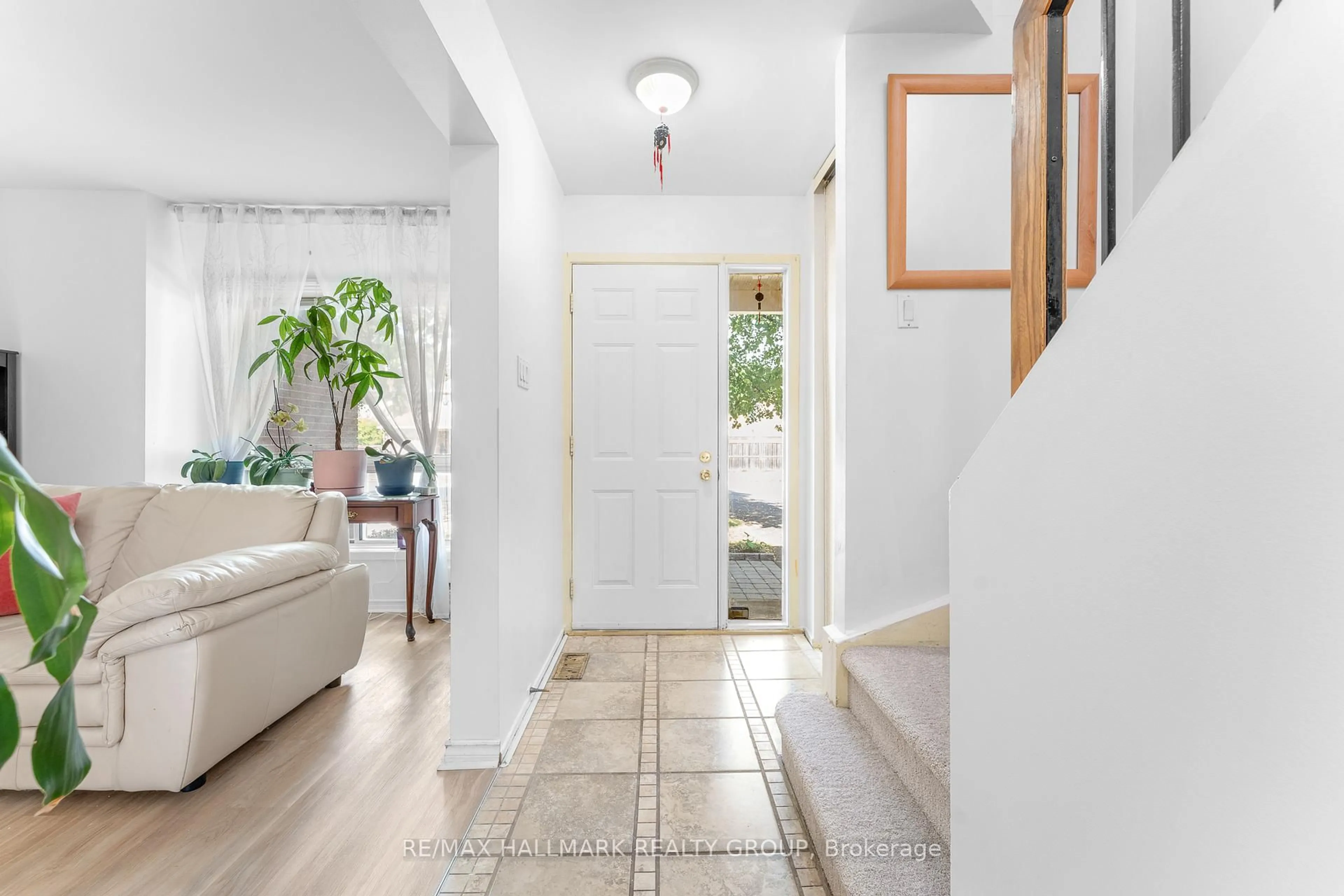 Indoor entryway for 41 Sovereign Ave, Nepean Ontario K2G 4W8