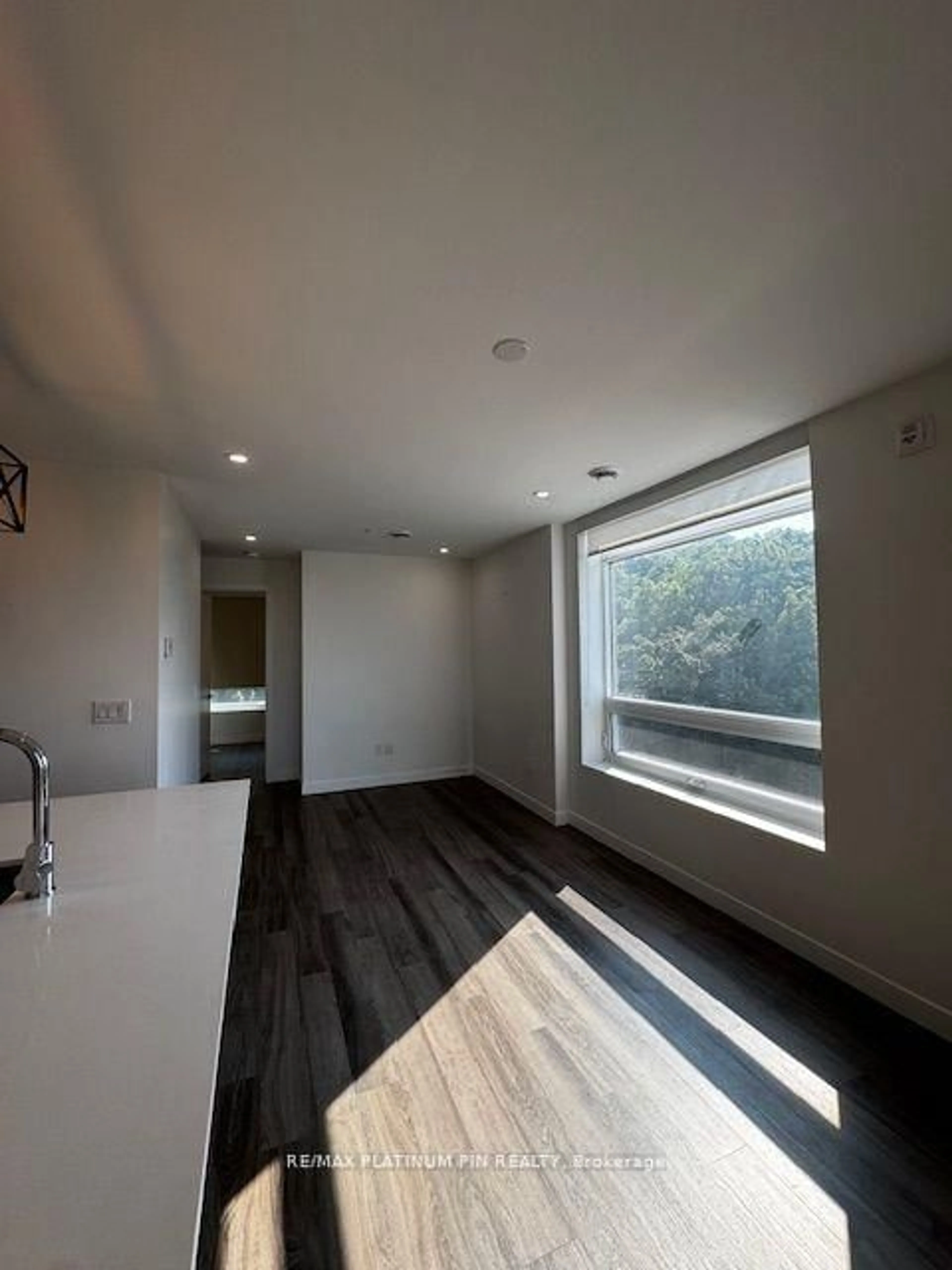 A pic of a room for 467 Charlton Ave #503, Hamilton Ontario L8N 0B3