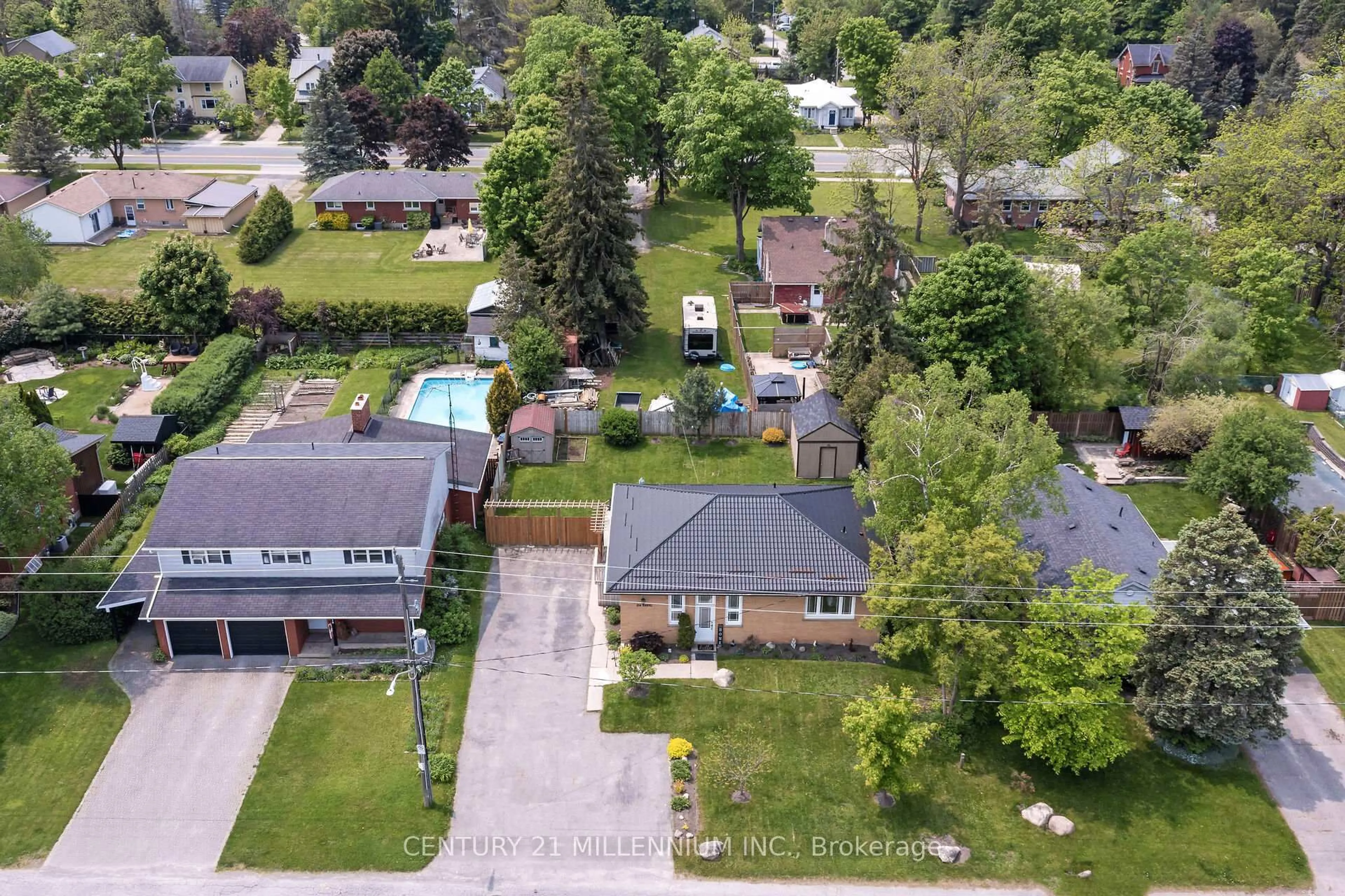 A pic from outside/outdoor area/front of a property/back of a property/a pic from drone, street for 214 Daniel St, Erin Ontario N0B 1T0