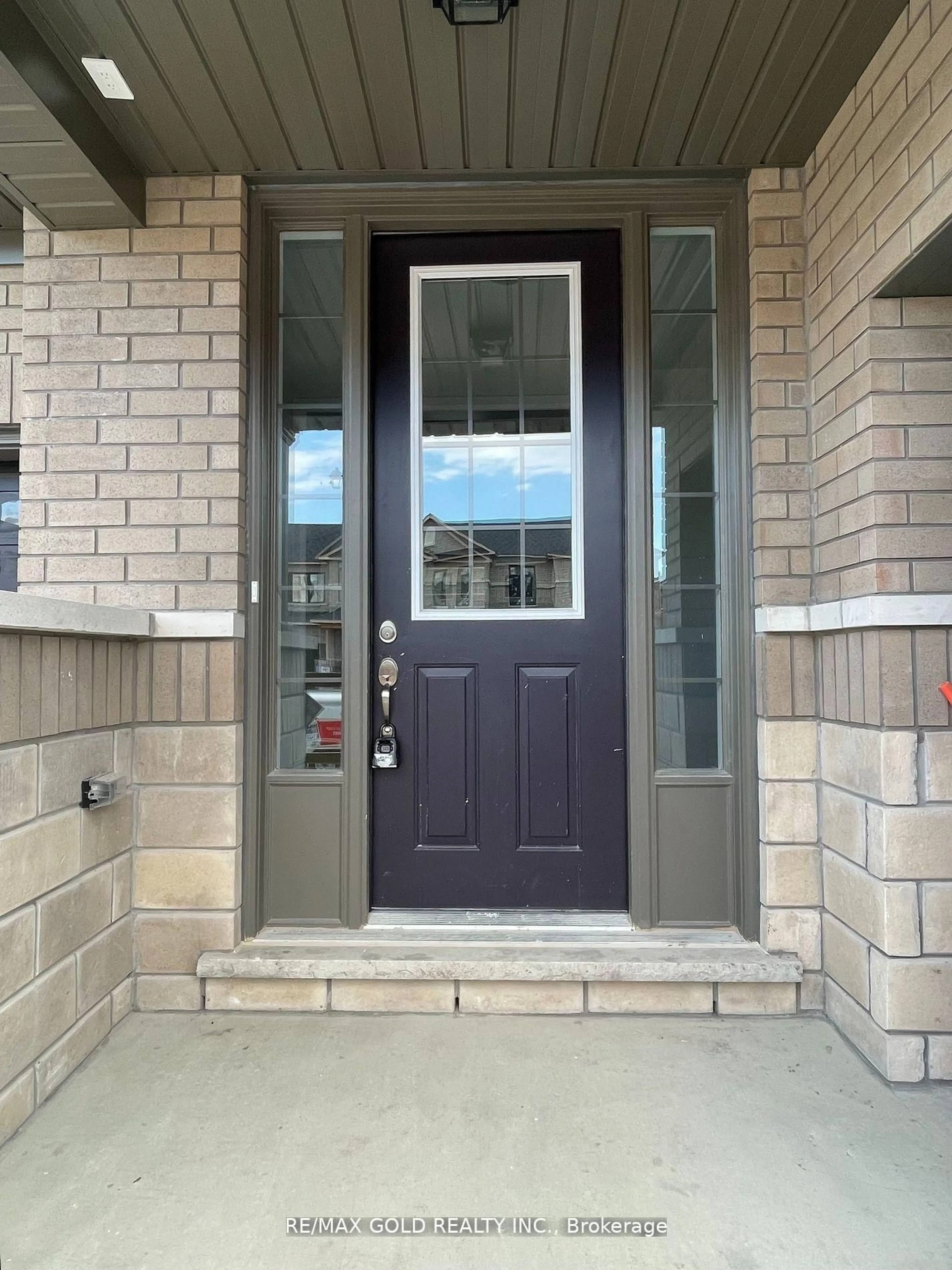 Indoor entryway for 102 Corley St, Kawartha Lakes Ontario K9V 6C2