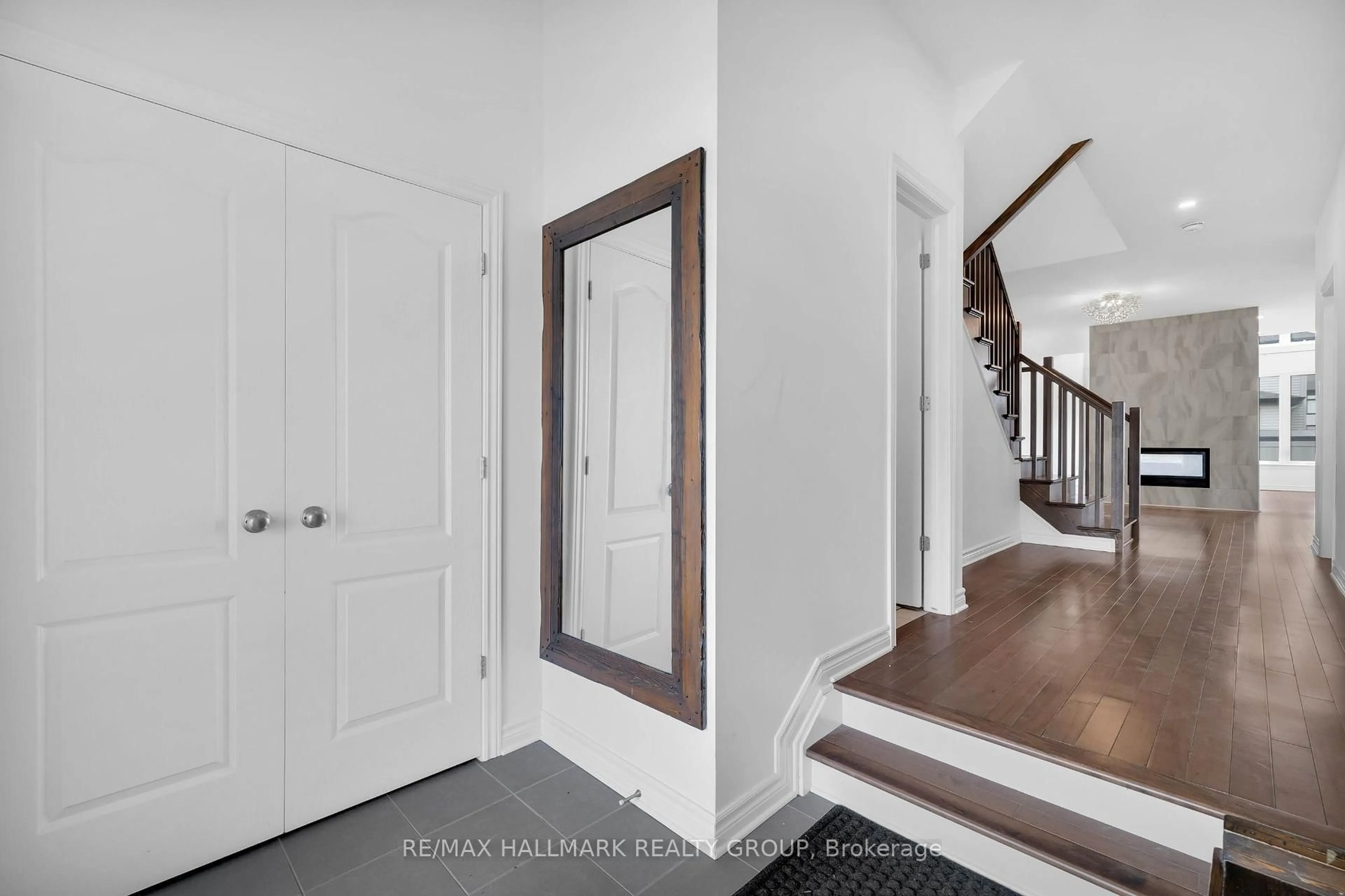 Indoor entryway for 276 Big Dipper St, Ottawa Ontario K4M 0J6