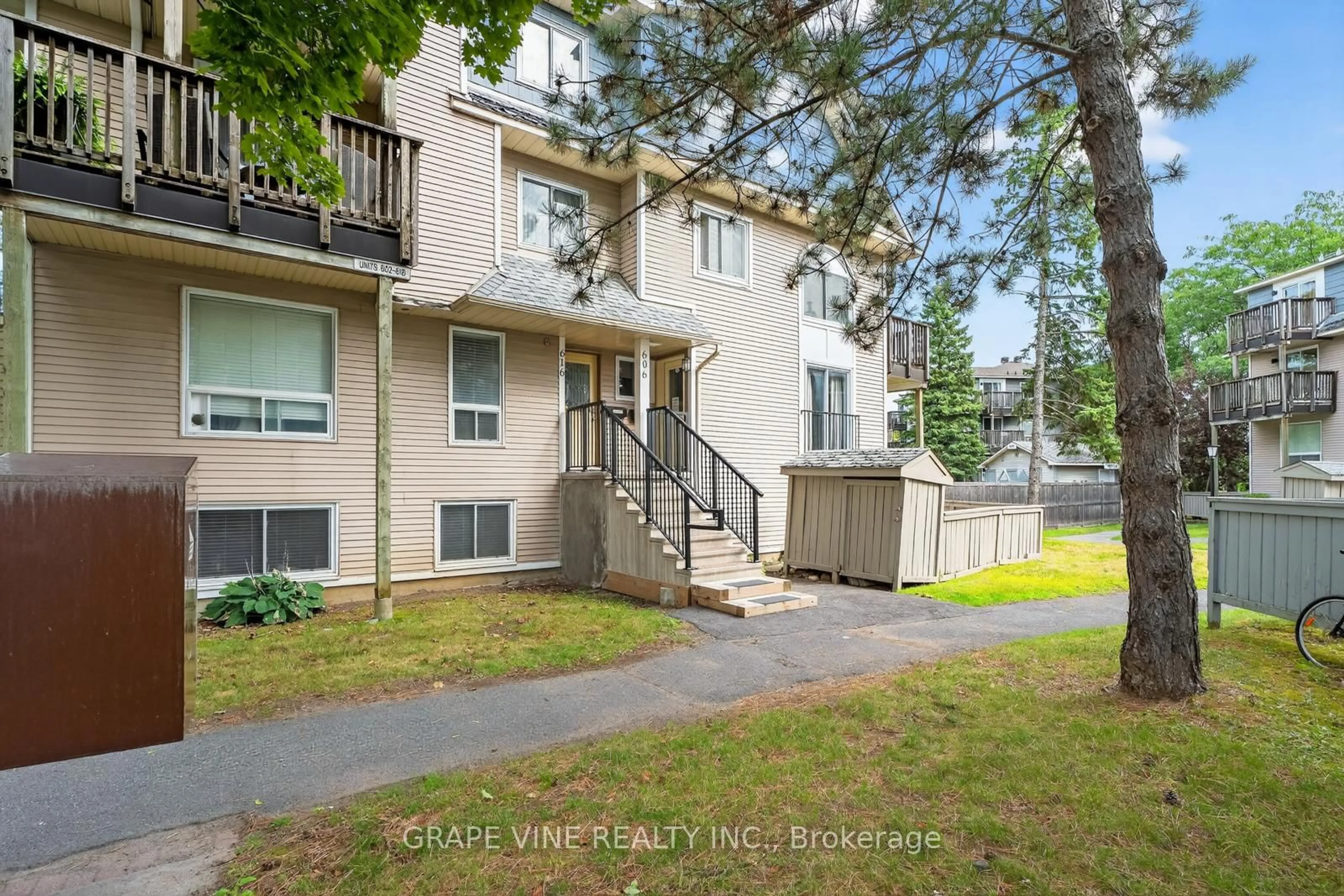 A pic from outside/outdoor area/front of a property/back of a property/a pic from drone, street for 606 Tanguay Crt, Ottawa Ontario K2L 3X3