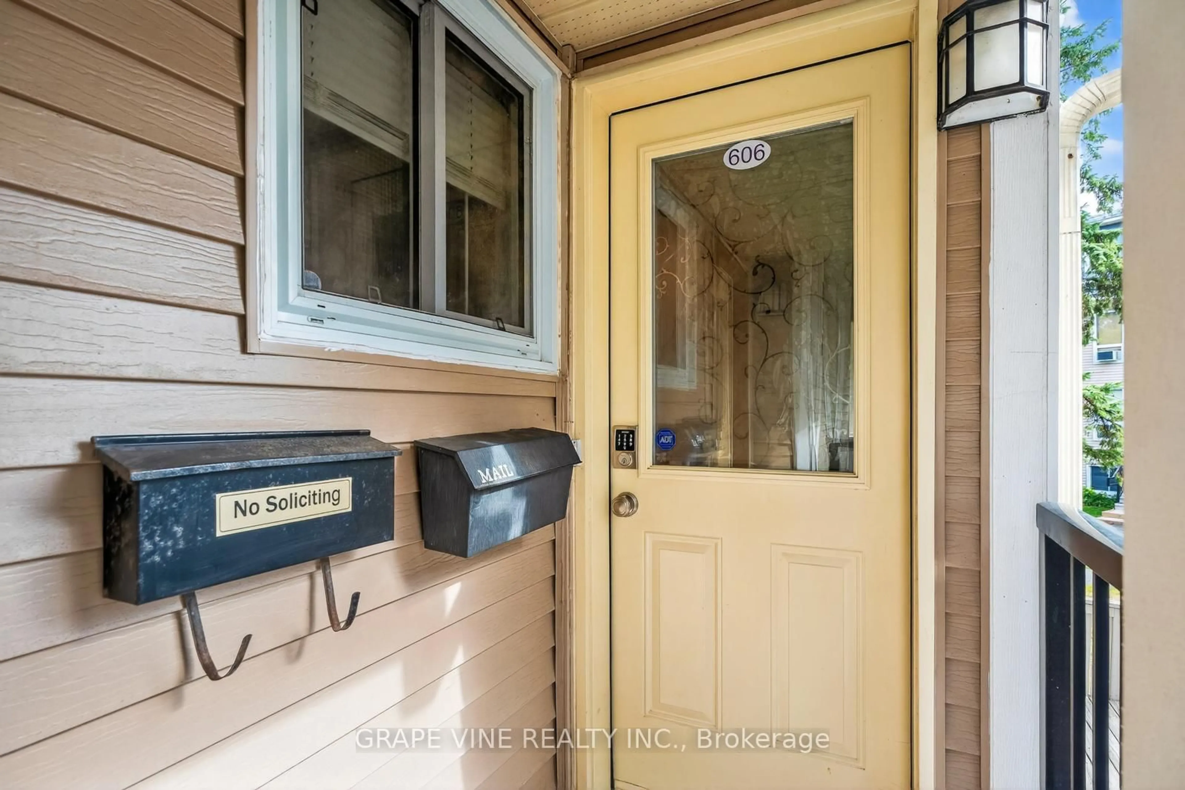 Indoor entryway for 606 Tanguay Crt, Ottawa Ontario K2L 3X3