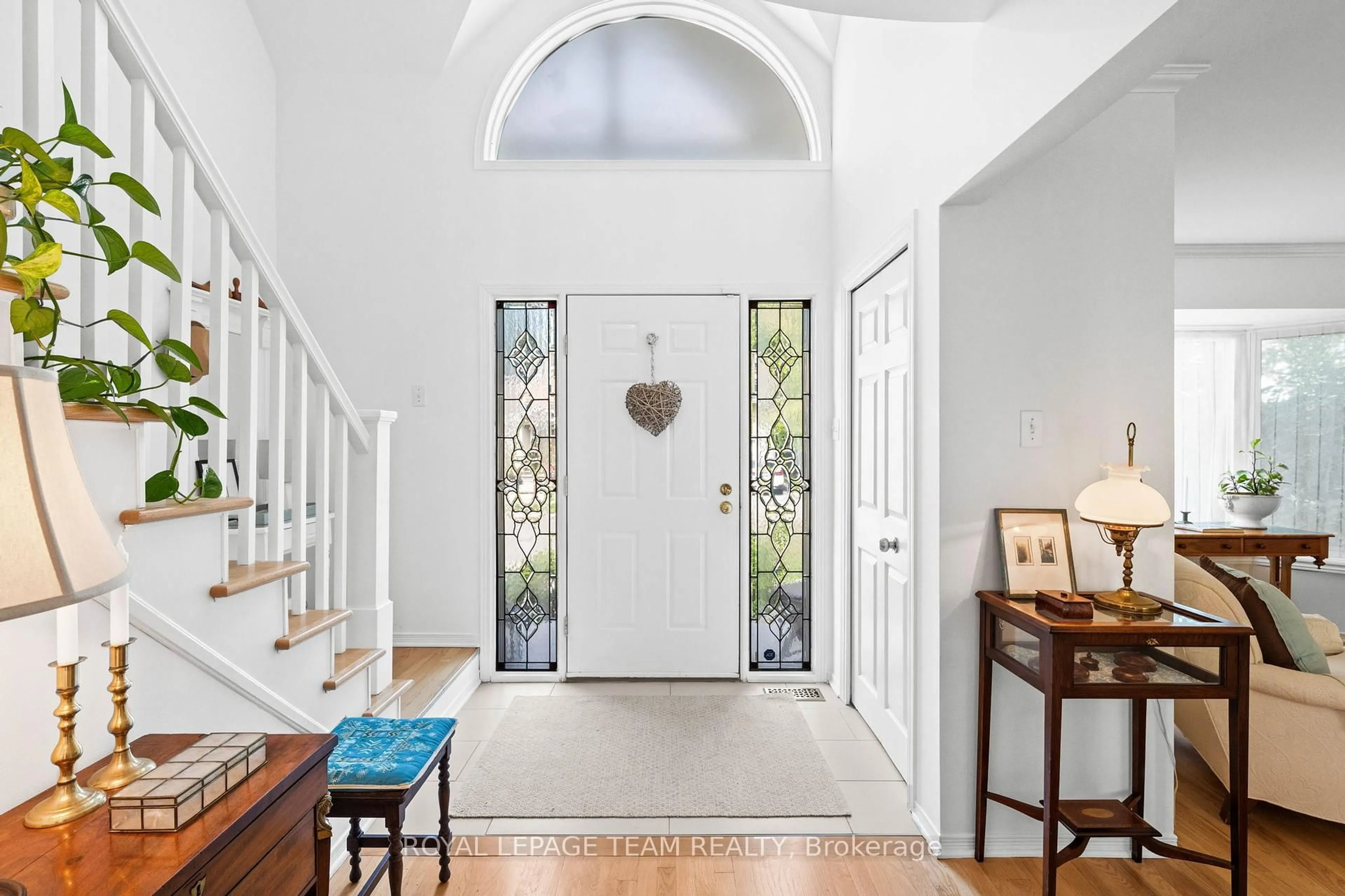 Indoor entryway for 364 Avondale Ave, Ottawa Ontario K2A 0R6
