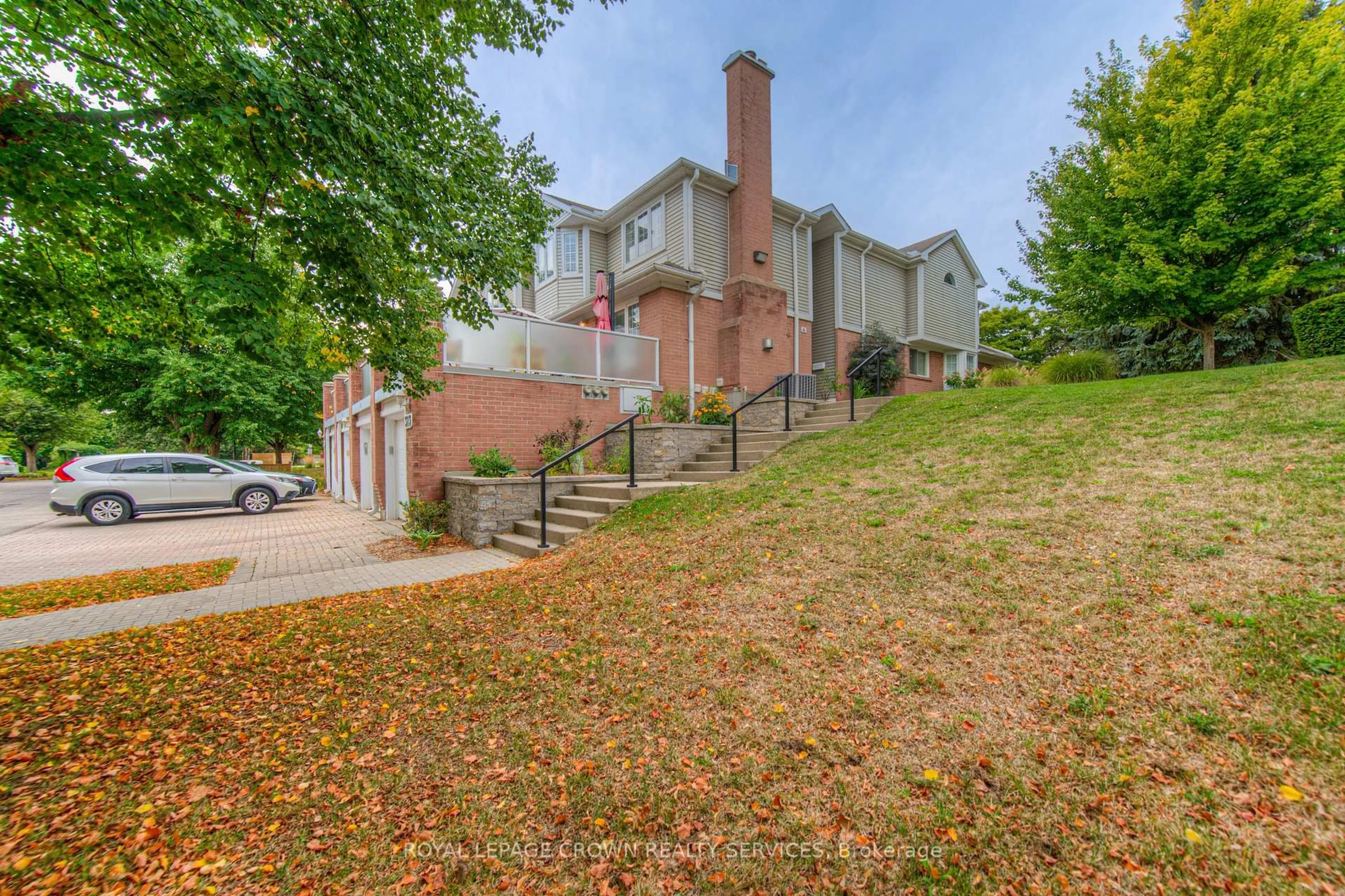 A pic from outside/outdoor area/front of a property/back of a property/a pic from drone, street for 313 George St #4, Cambridge Ontario N1S 4X6