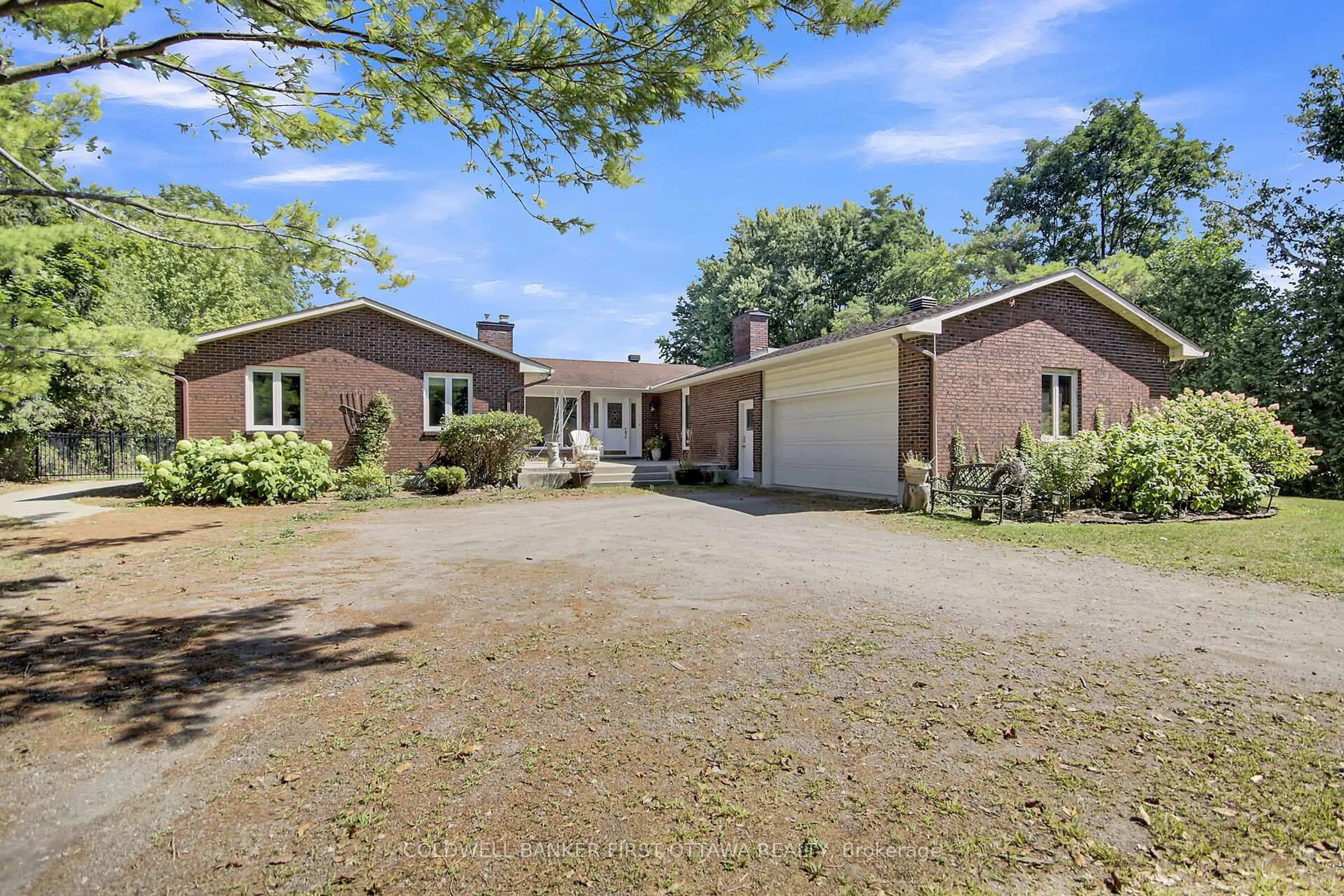 A pic from outside/outdoor area/front of a property/back of a property/a pic from drone, street for 5937 Rideau Valley Dr, Manotick Ontario K4M 1B3