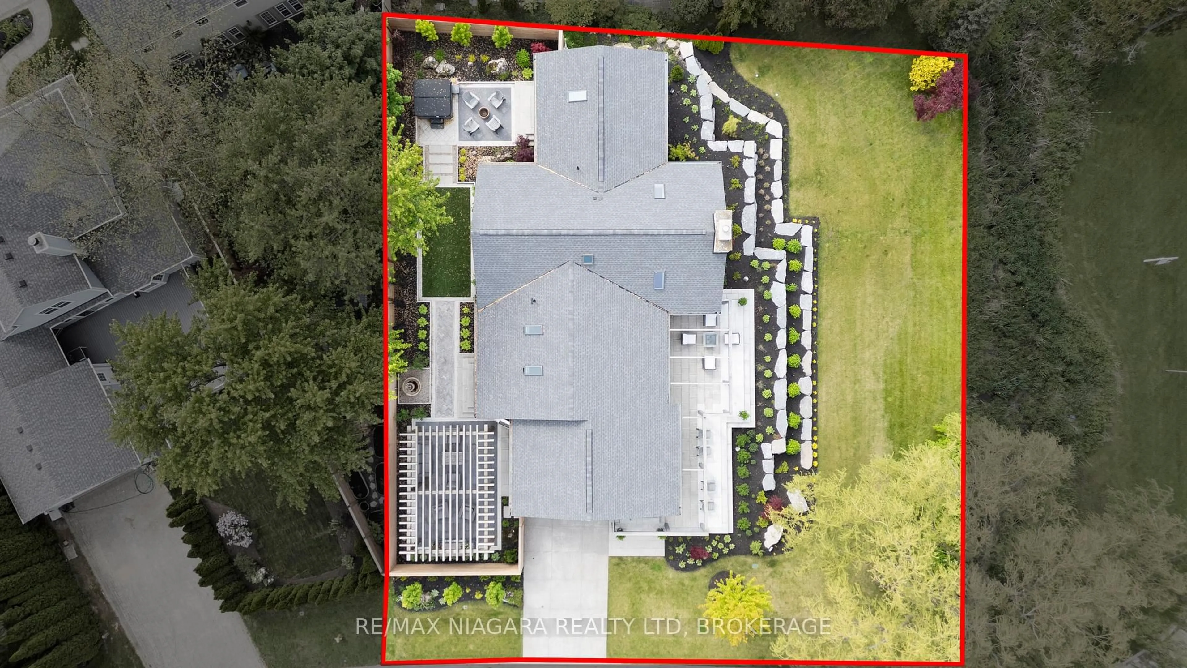 A pic from outside/outdoor area/front of a property/back of a property/a pic from drone, building for 33 PARK Crt, Niagara-on-the-Lake Ontario L0S 1J0