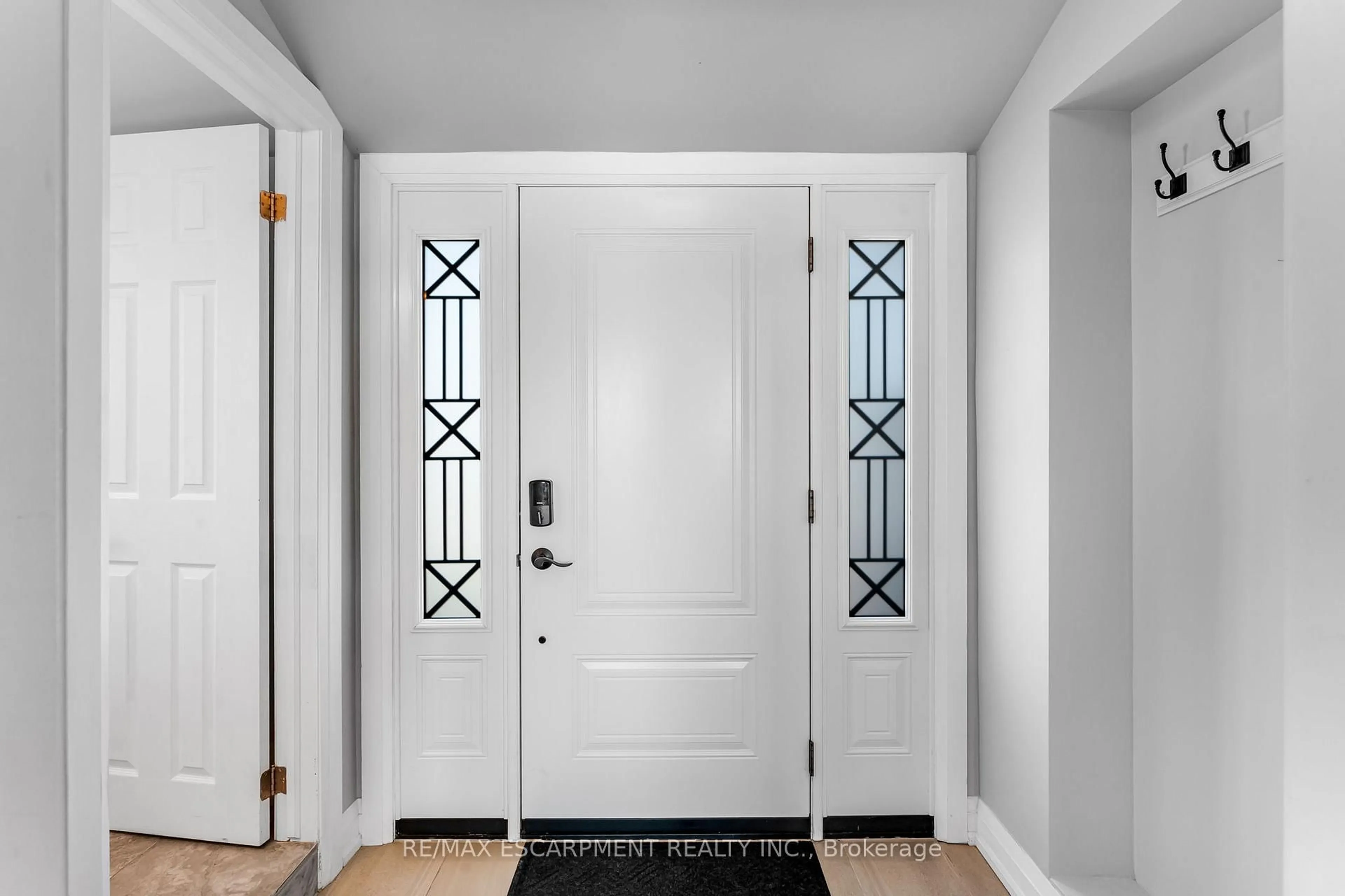 Indoor entryway for 2952 Northshore Dr, Haldimand Ontario N0A 1K0