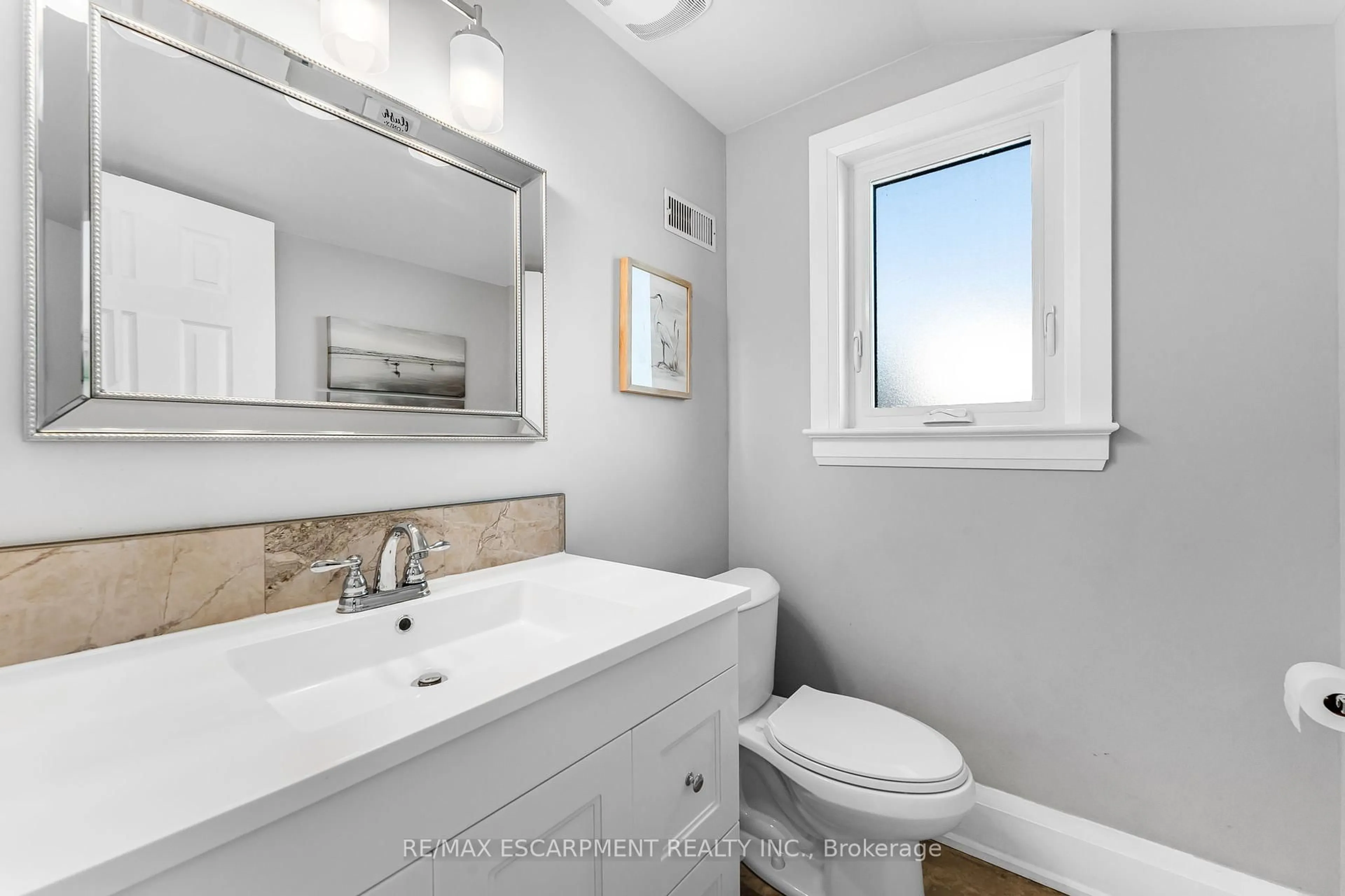 Standard bathroom, ceramic/tile floor for 2952 Northshore Dr, Haldimand Ontario N0A 1K0