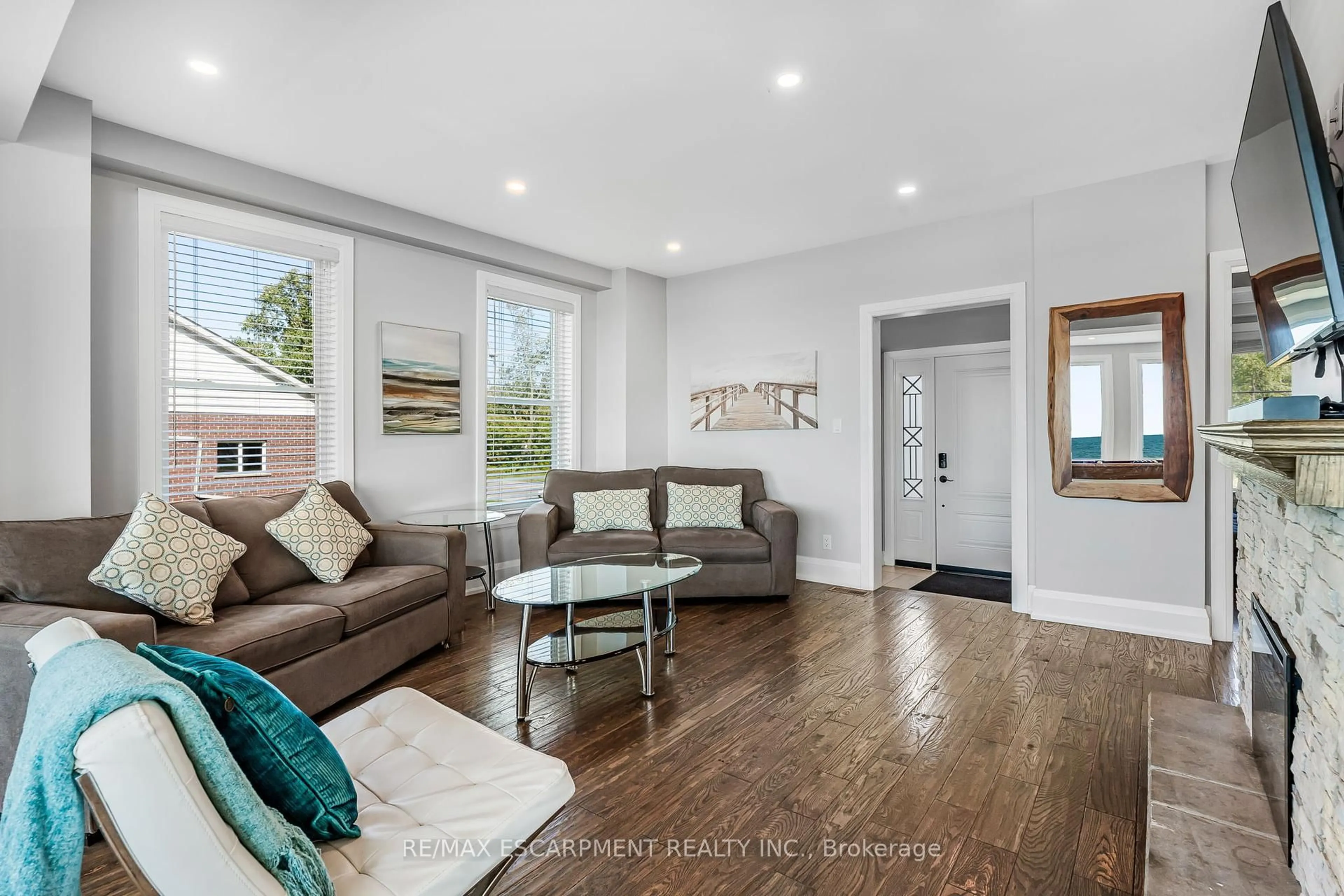 Living room with furniture, wood/laminate floor for 2952 Northshore Dr, Haldimand Ontario N0A 1K0