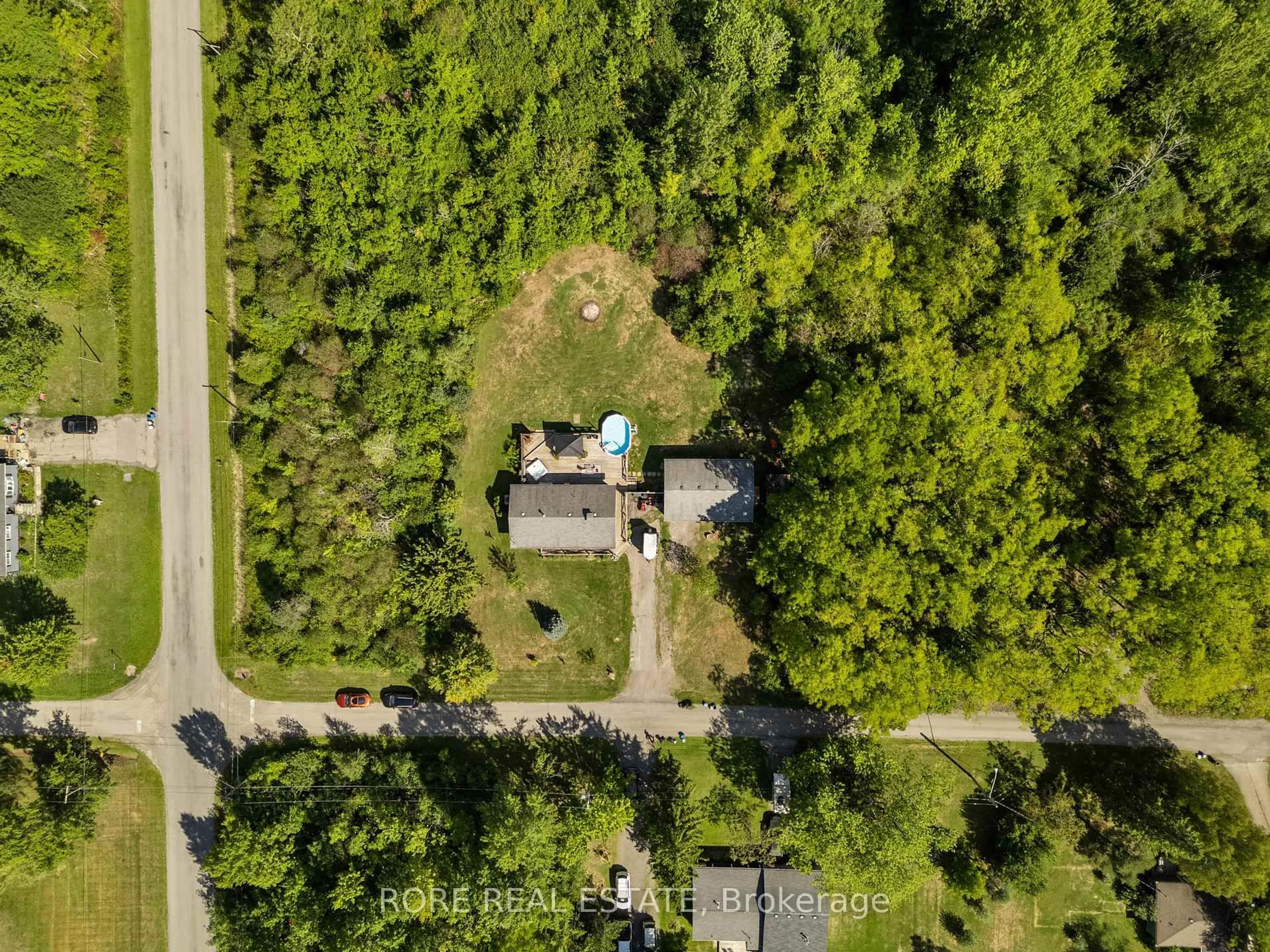 A pic from outside/outdoor area/front of a property/back of a property/a pic from drone, unknown for 2858 Beach Ave, Fort Erie Ontario L0S 1N0