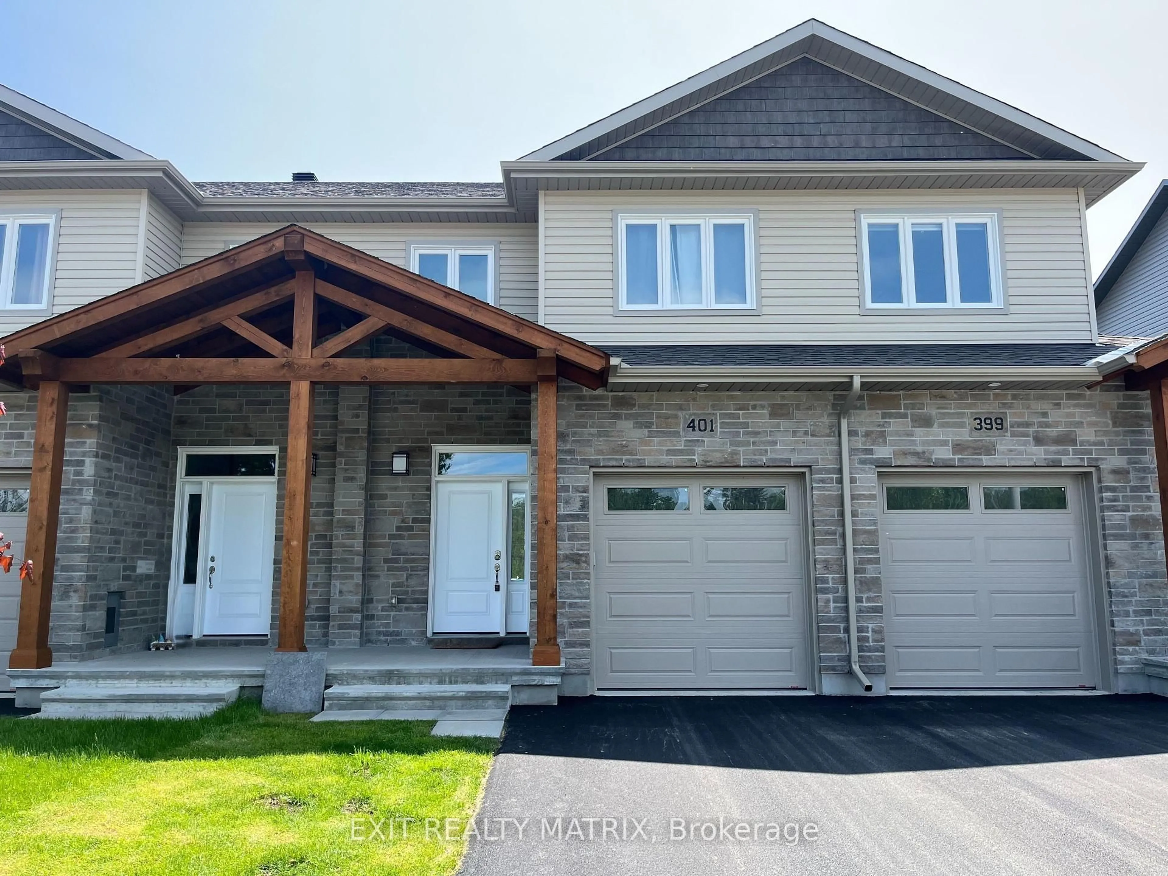 Home with vinyl exterior material, street for 401 Voyageur Pl, Russell Ontario K0A 1W1