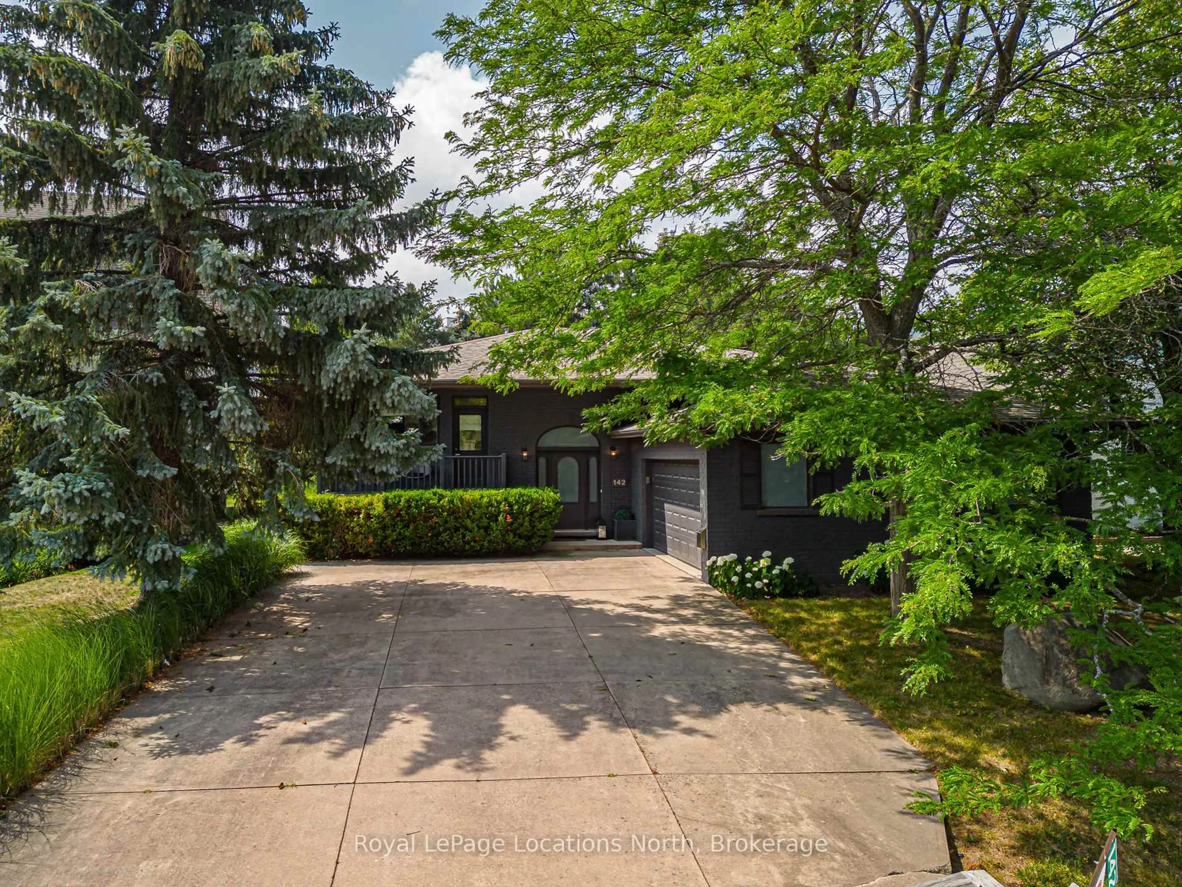 A pic from outside/outdoor area/front of a property/back of a property/a pic from drone, street for 142 Brooker Blvd, Blue Mountains Ontario L9Y 0L4