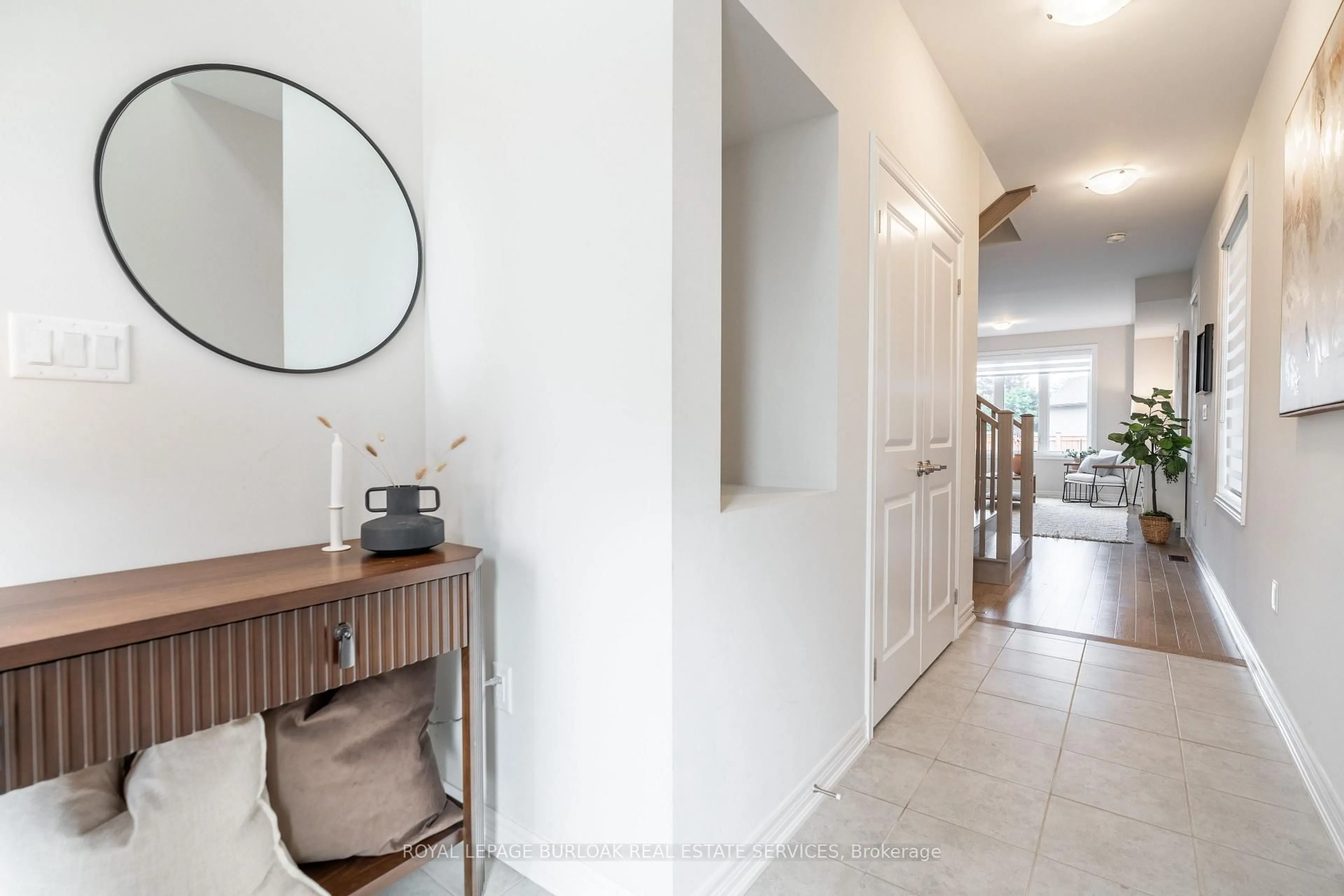 Indoor entryway for 127 Starfire Cres, Hamilton Ontario L8E 0K9