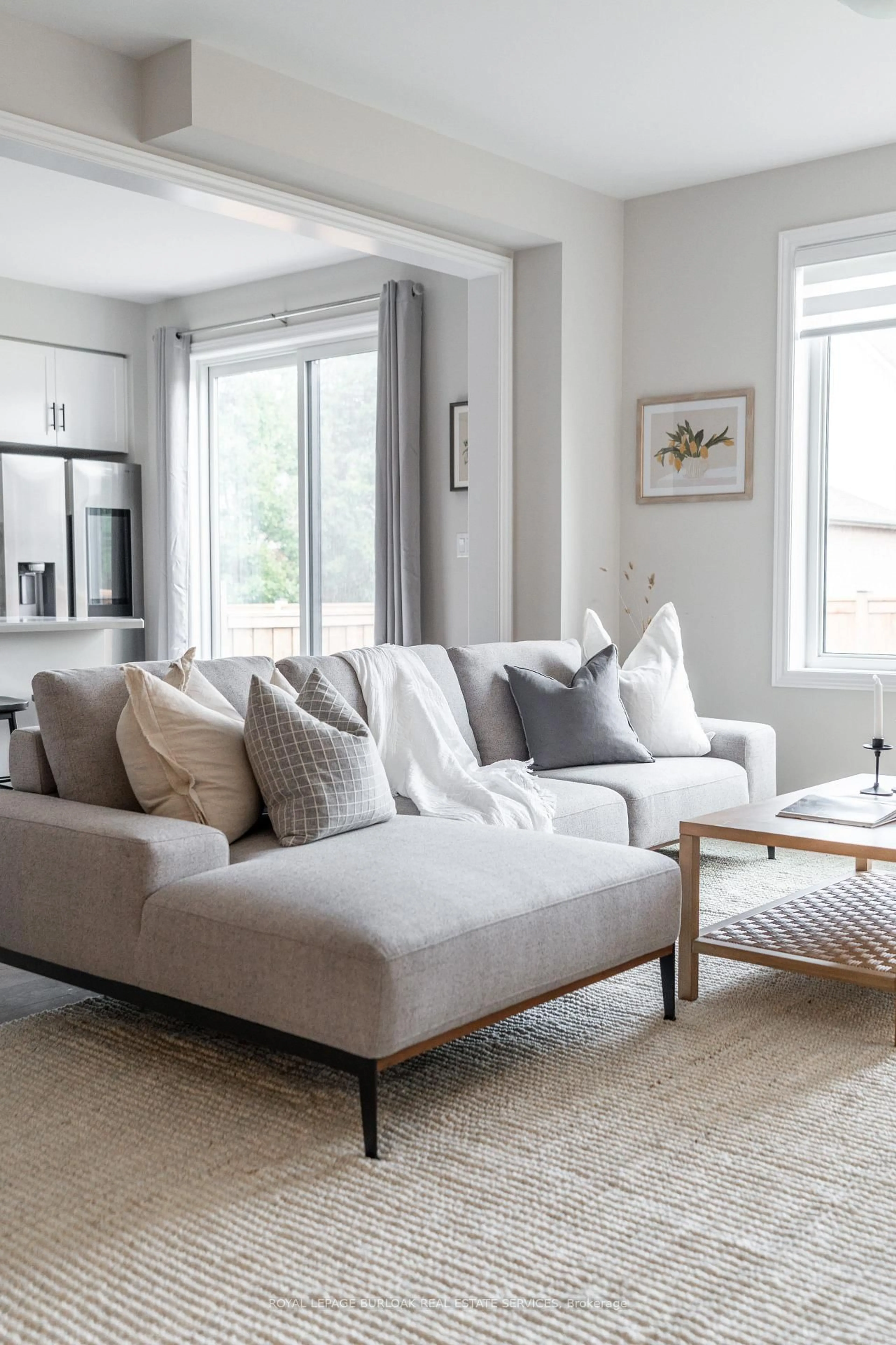 Living room with furniture, unknown for 127 Starfire Cres, Hamilton Ontario L8E 0K9