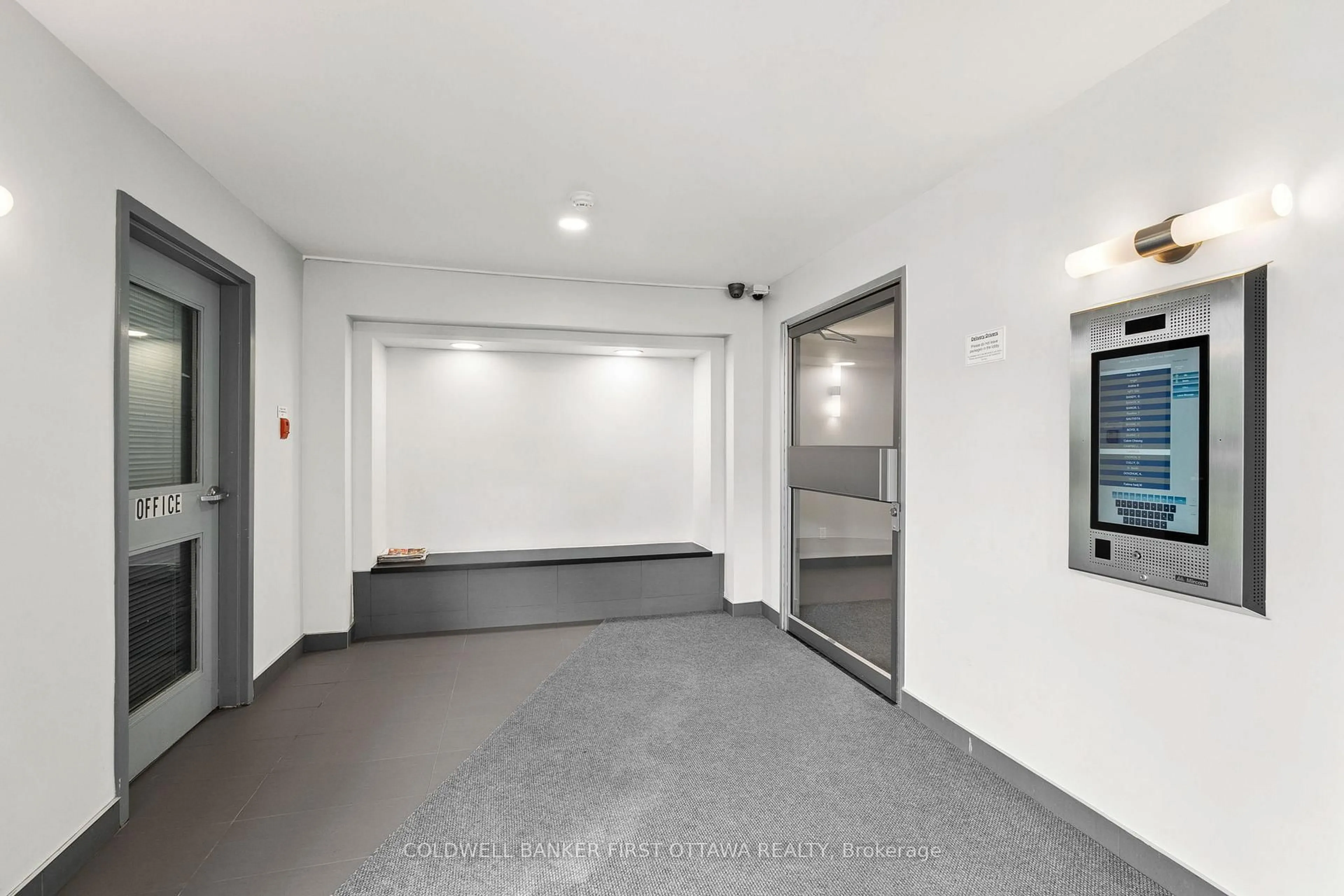 Indoor foyer for 216 Viewmount Dr #400, Ottawa Ontario K2E 7X4