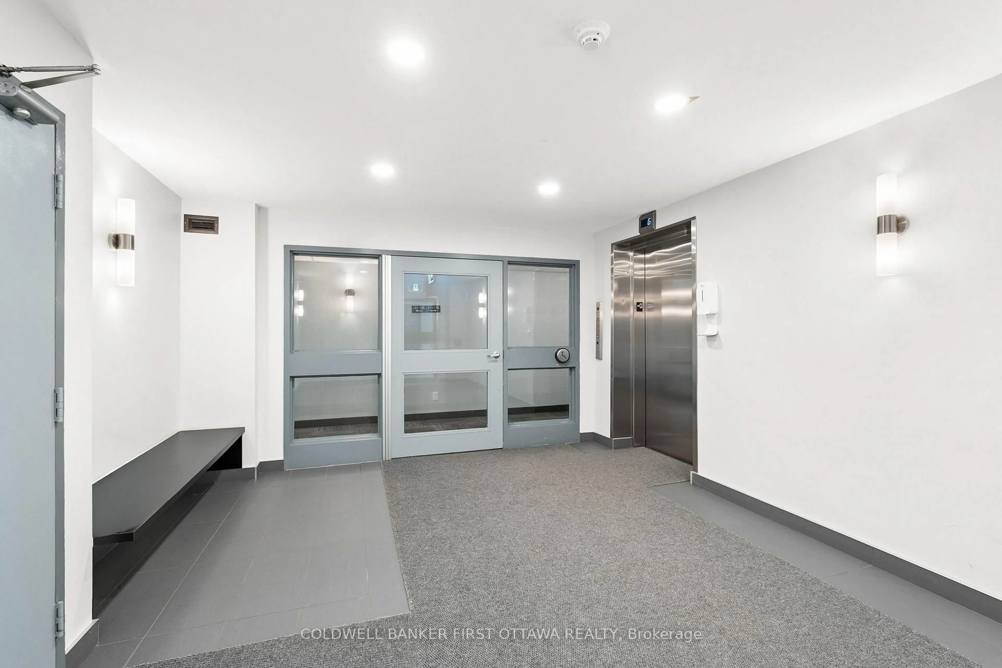 Indoor foyer for 216 Viewmount Dr #400, Ottawa Ontario K2E 7X4