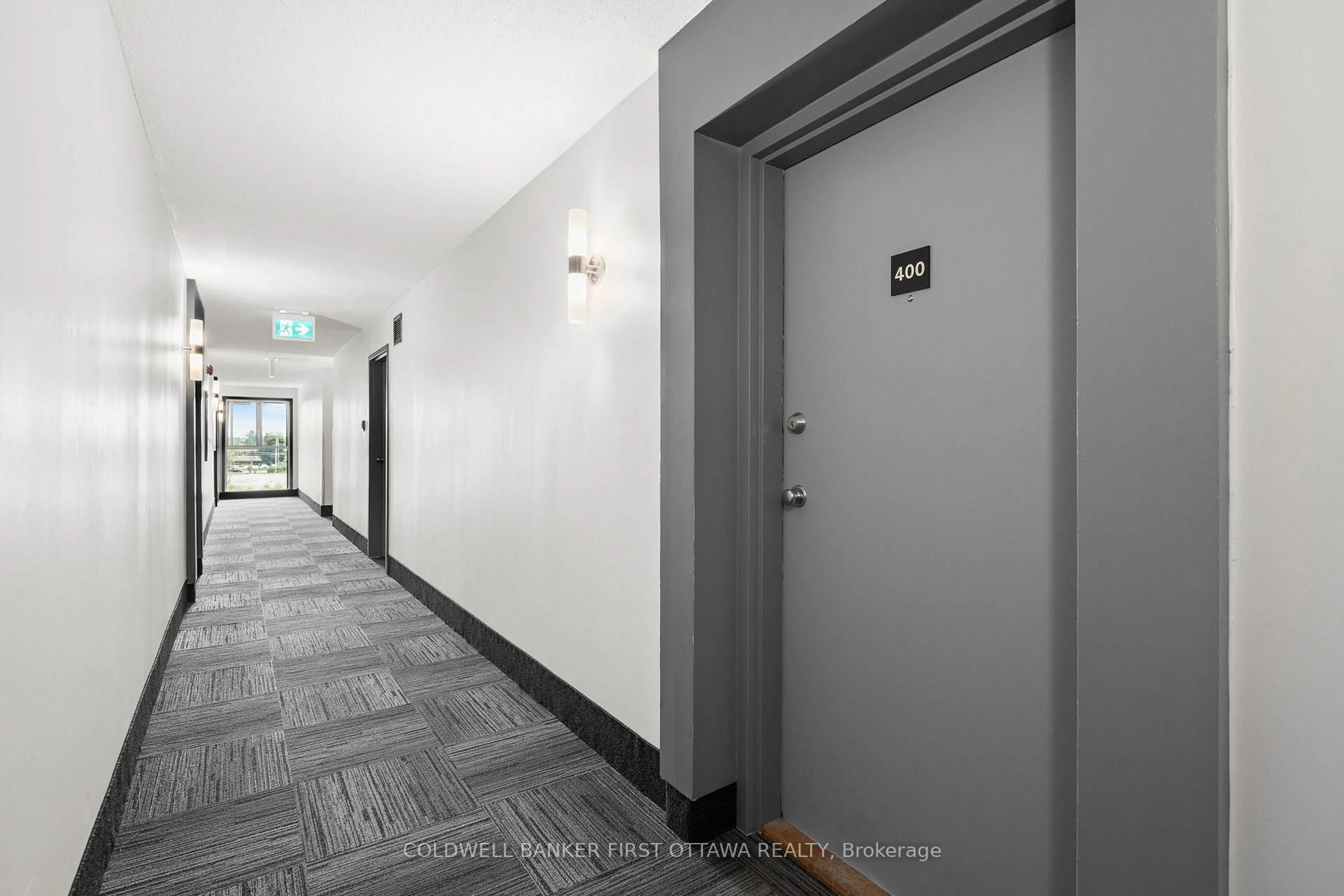 Indoor foyer for 216 Viewmount Dr #400, Ottawa Ontario K2E 7X4