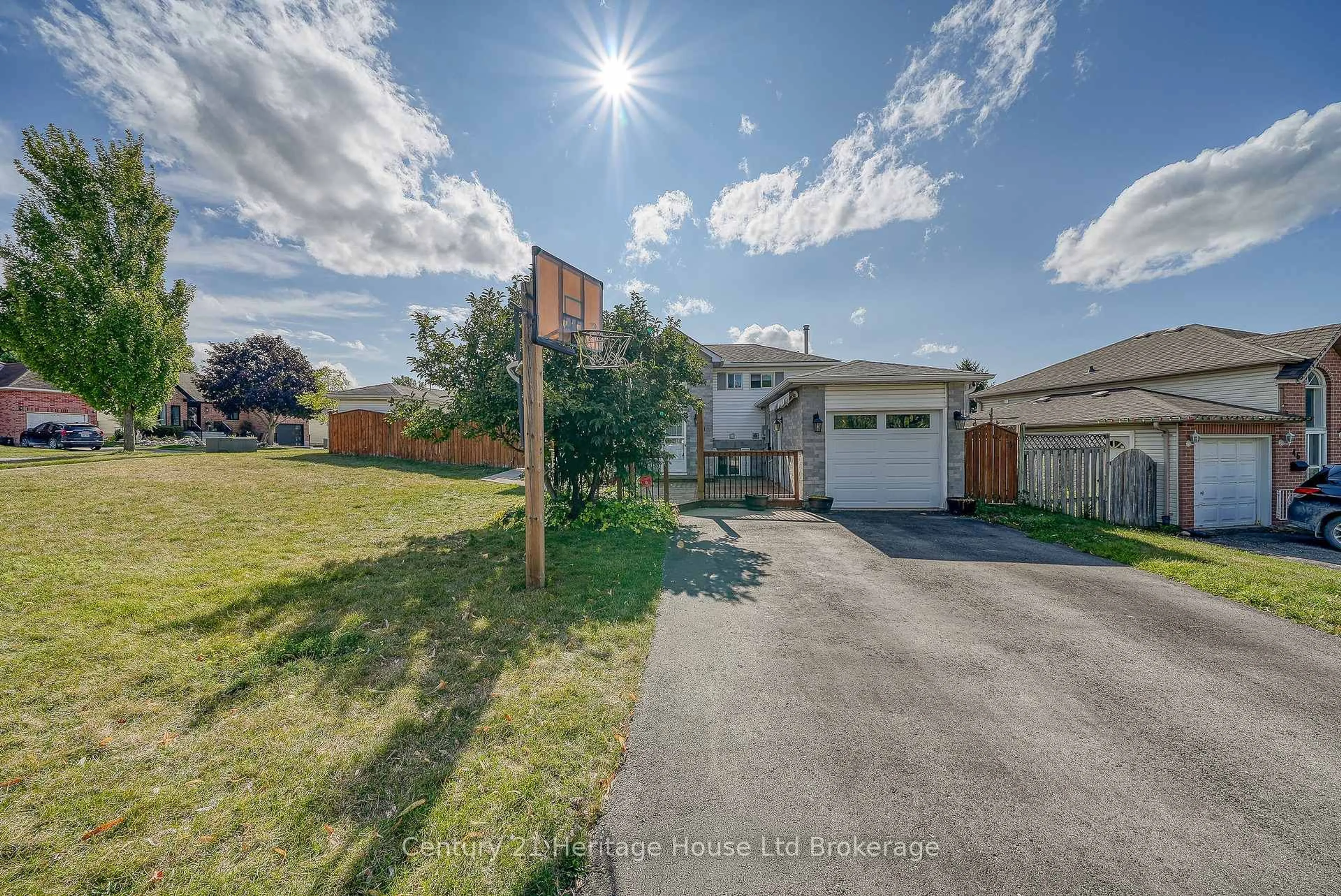 A pic from outside/outdoor area/front of a property/back of a property/a pic from drone, street for 50 Pebble Beach Crt, Woodstock Ontario N4S 8X2