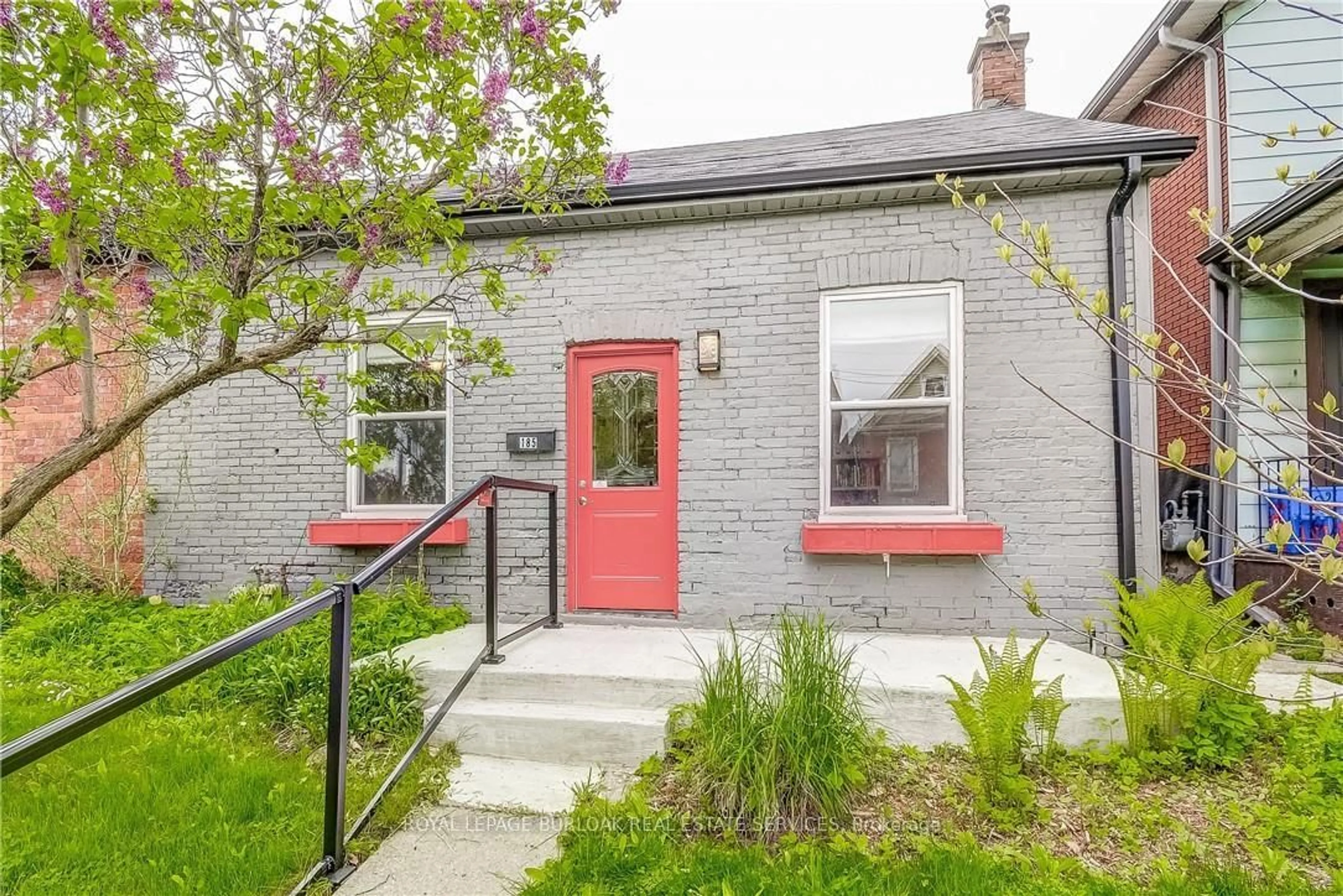 Home with brick exterior material, street for 185 Simcoe St, Hamilton Ontario L8L 3N9