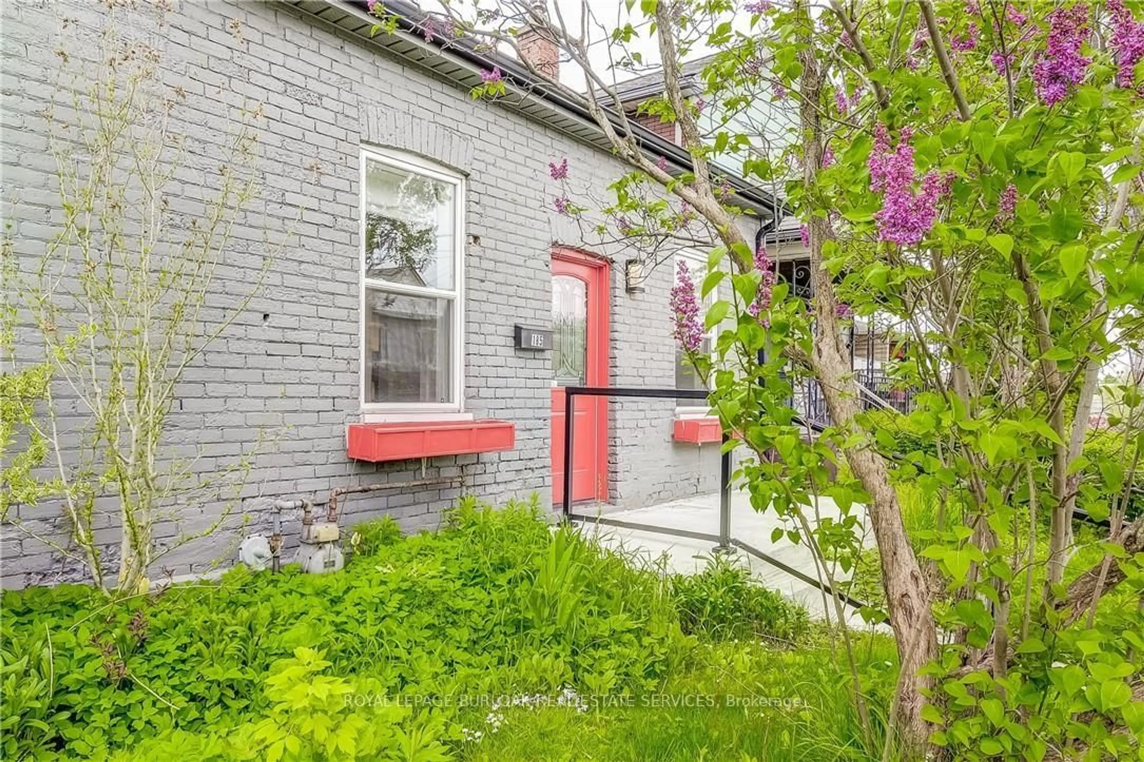 Patio, street for 185 Simcoe St, Hamilton Ontario L8L 3N9