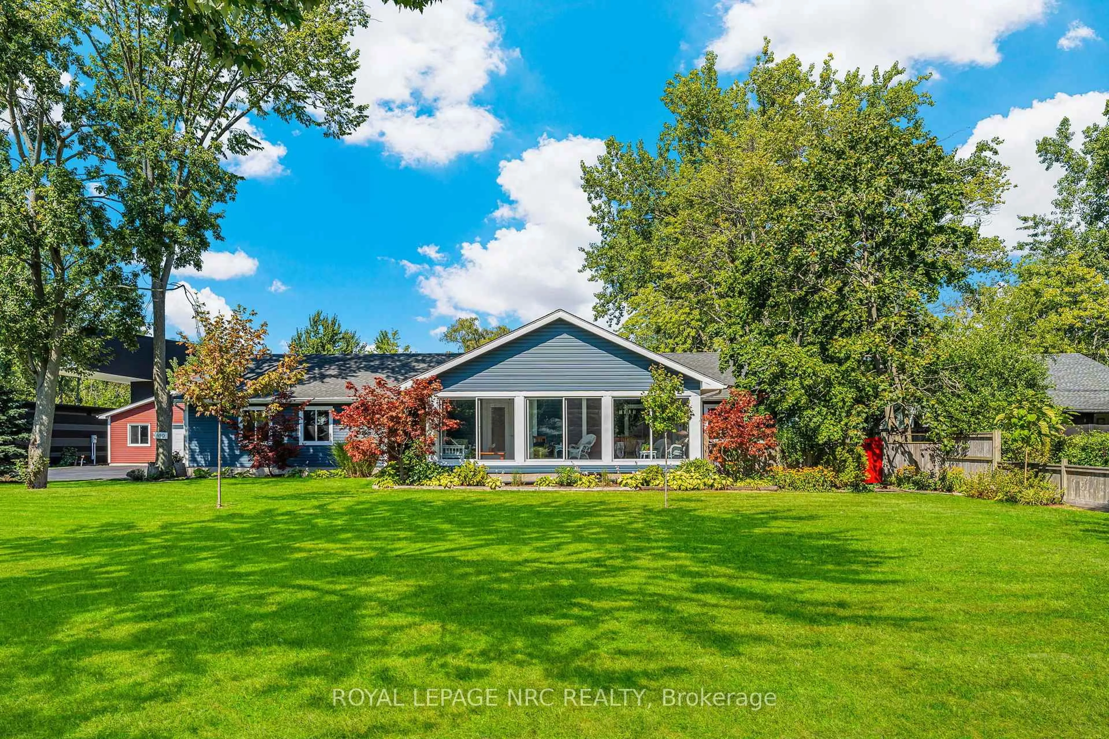 A pic from outside/outdoor area/front of a property/back of a property/a pic from drone, unknown for 880 Edgemere Rd, Fort Erie Ontario L2A 1A8