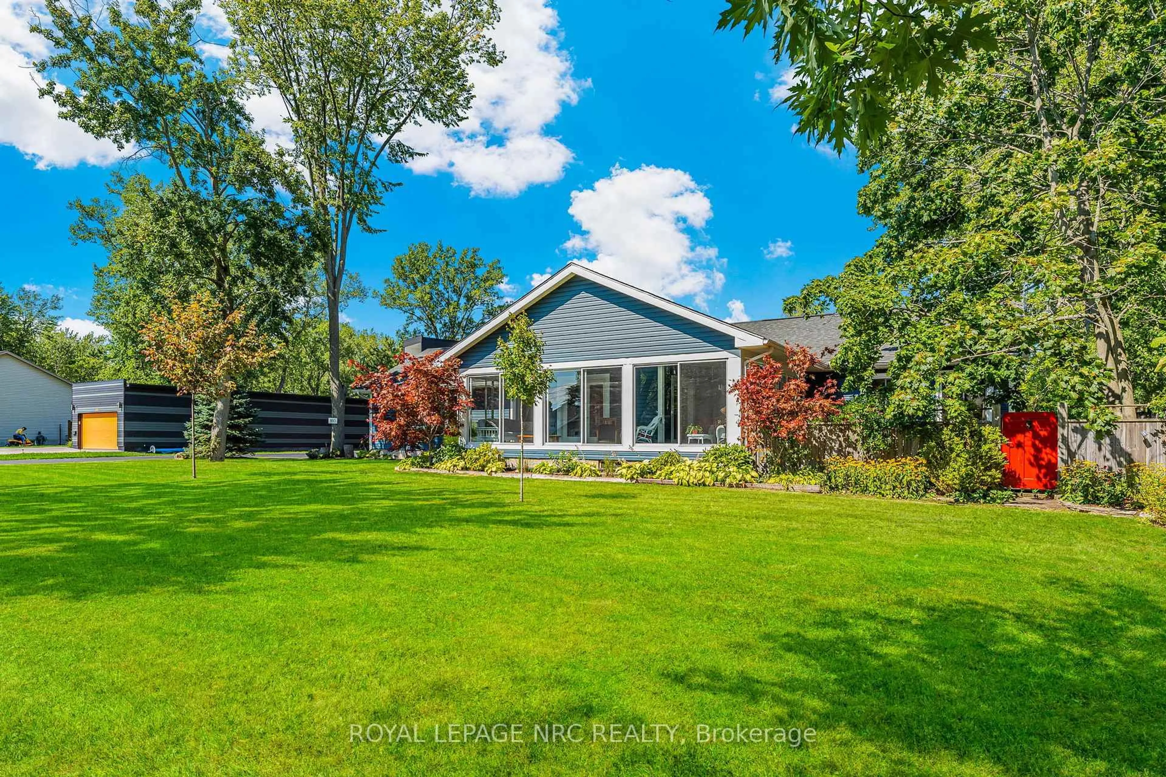 A pic from outside/outdoor area/front of a property/back of a property/a pic from drone, unknown for 880 Edgemere Rd, Fort Erie Ontario L2A 1A8