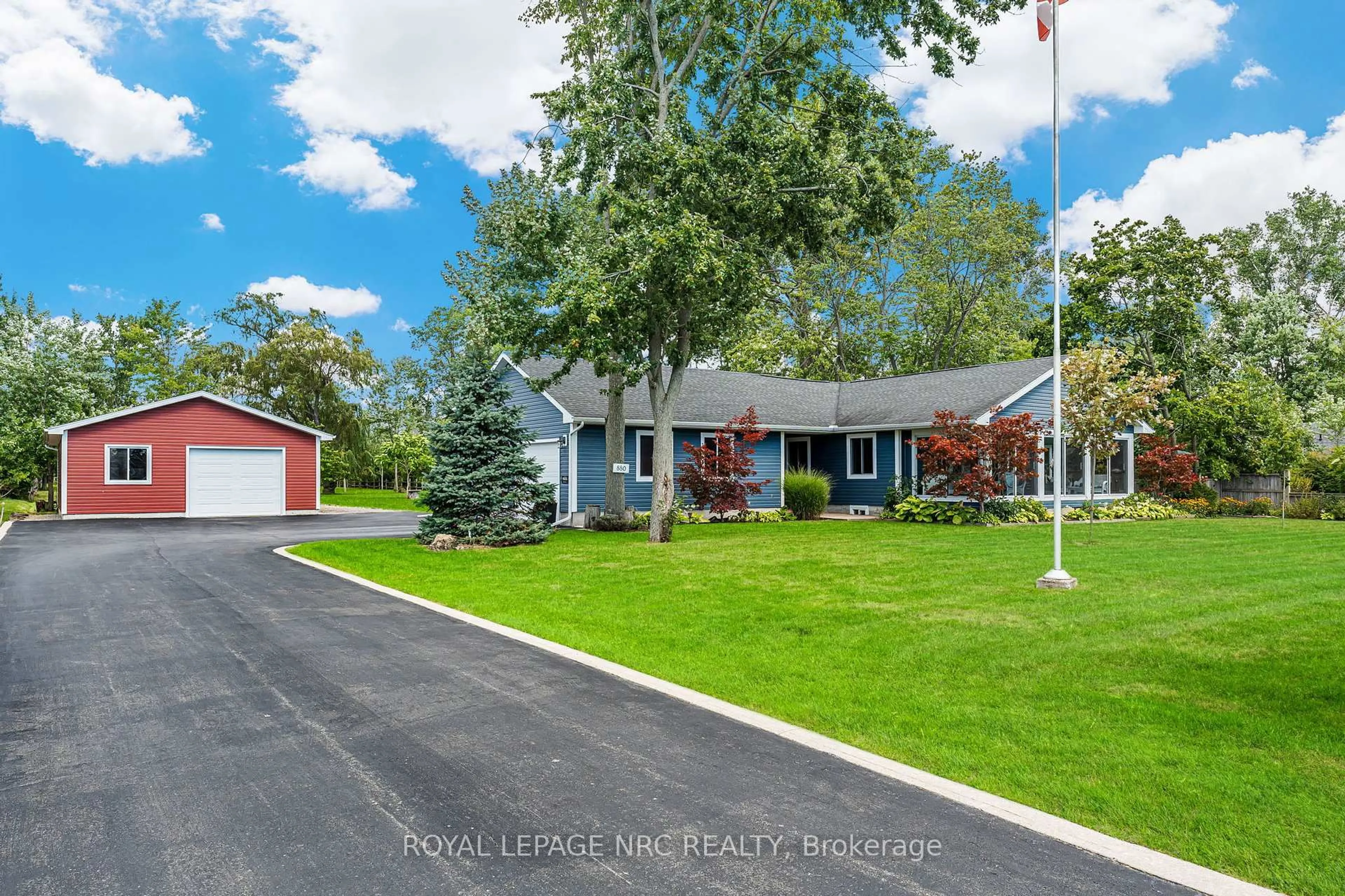 A pic from outside/outdoor area/front of a property/back of a property/a pic from drone, street for 880 Edgemere Rd, Fort Erie Ontario L2A 1A8