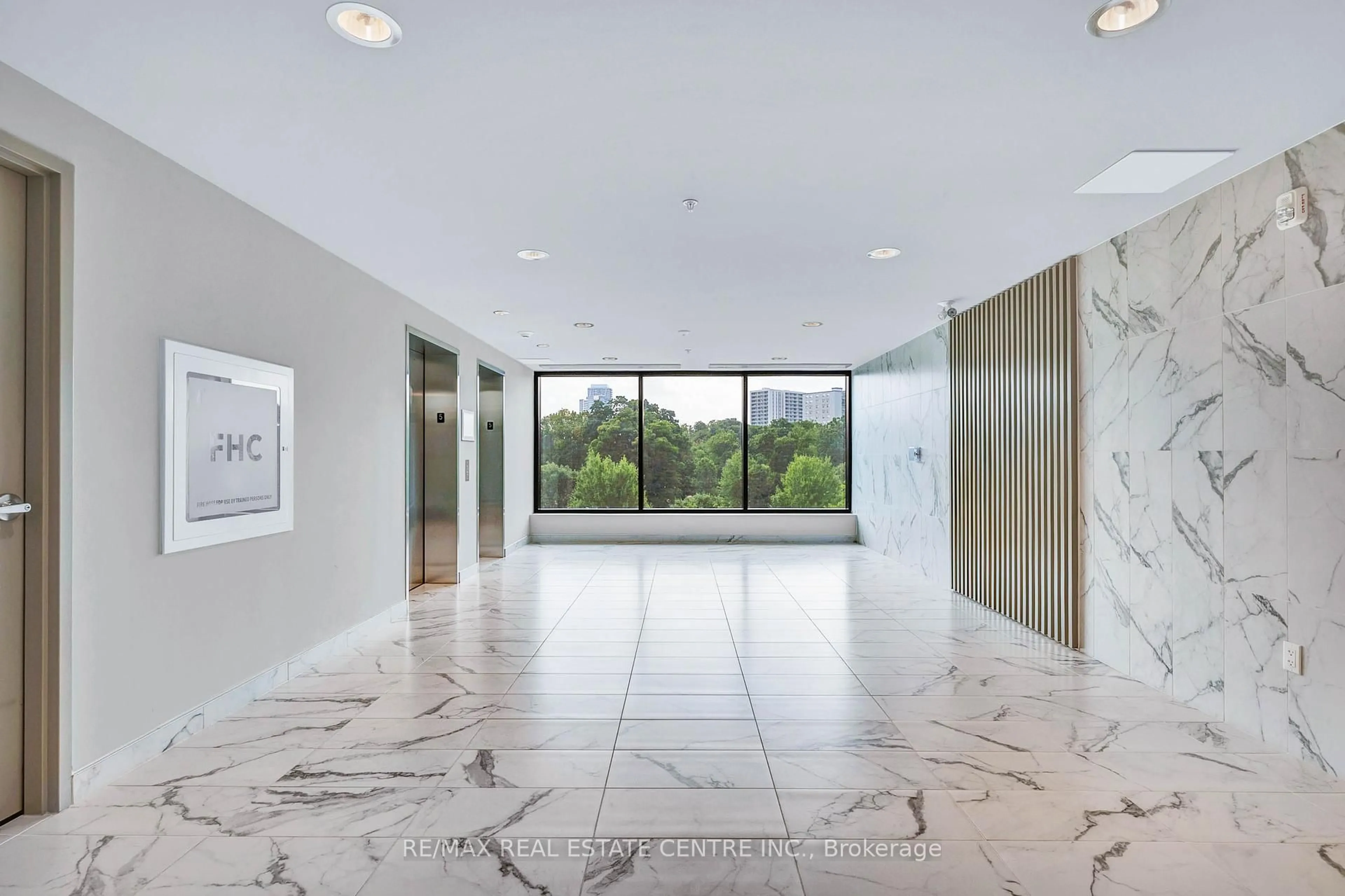 Indoor foyer for 107 Roger St #503, Waterloo Ontario N2J 0G3